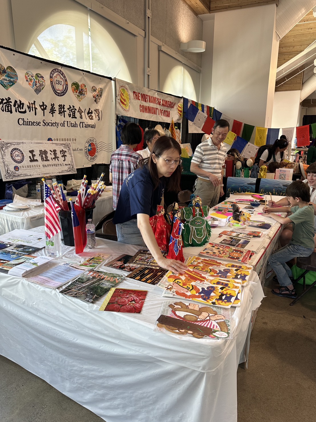 中華聯誼會攤位文宣內容豐富，廣受喜愛