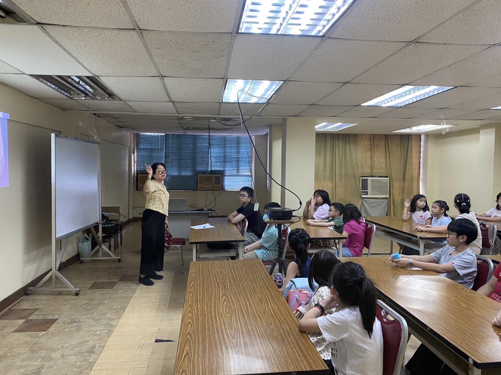 國語會話班課堂一景，學生專注練習發音，積極參與課堂活動。