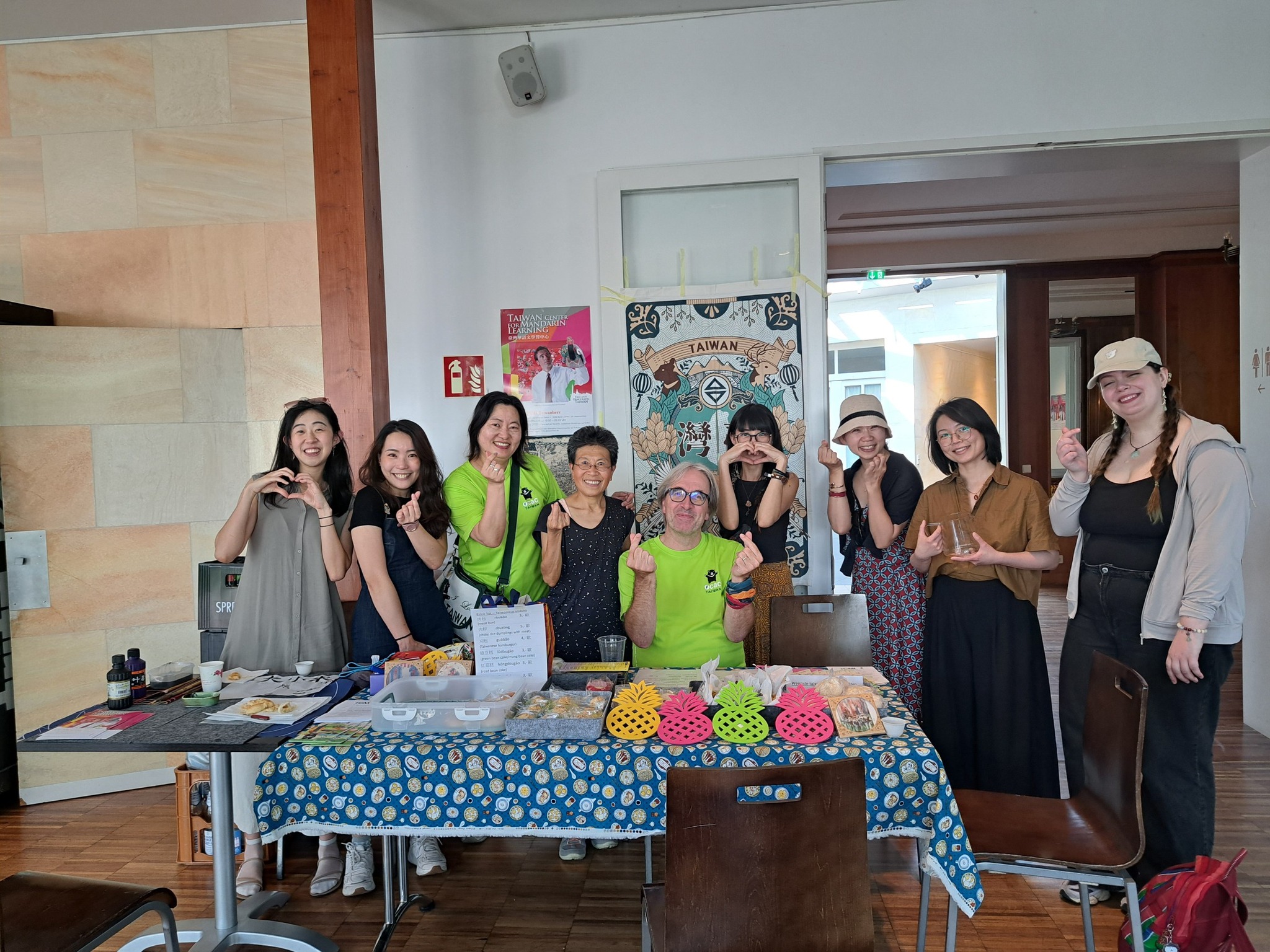 柏林台灣心臺灣華語文學習中心的教師群們熱情參與女力崛起藝術活動