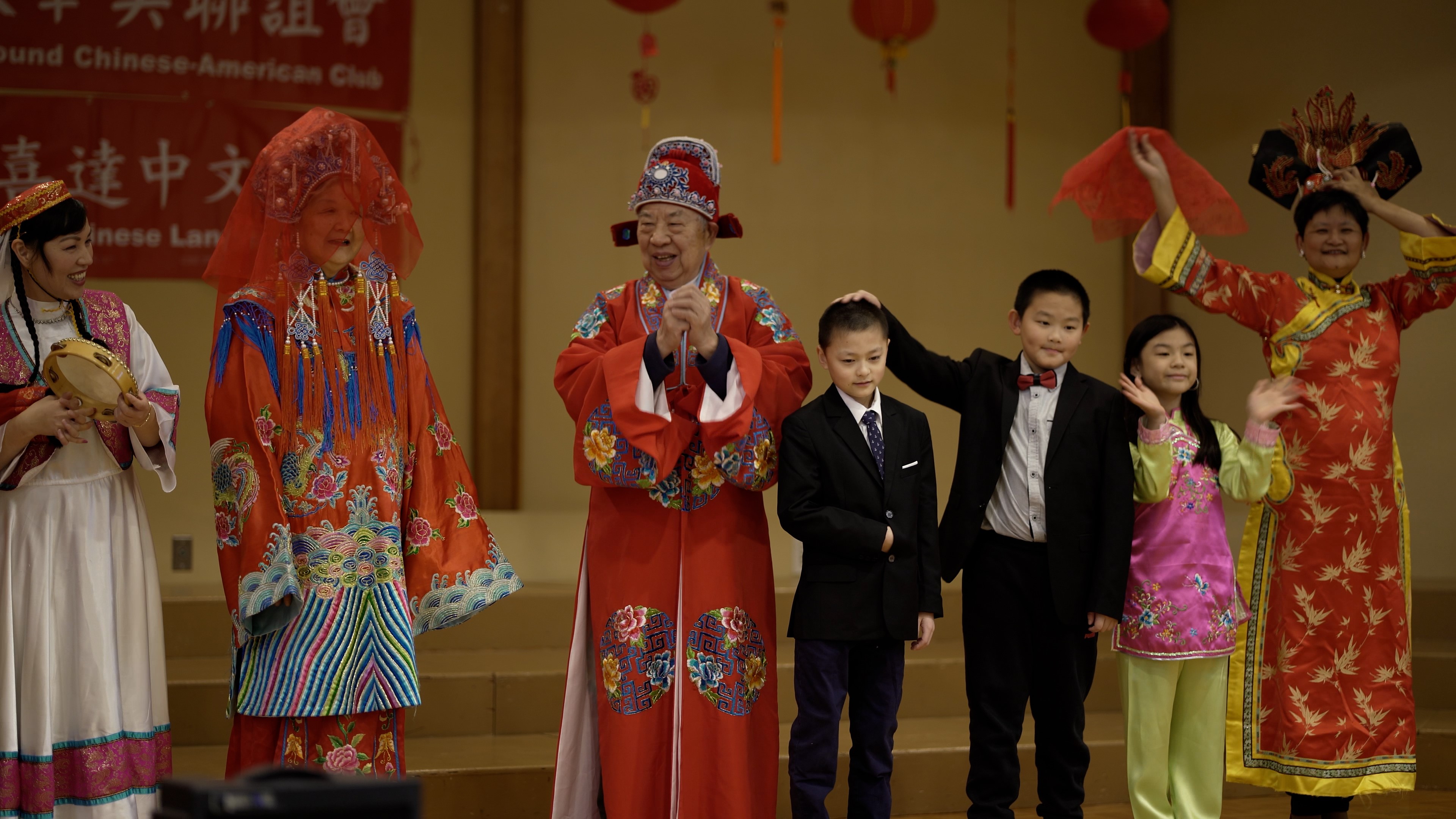 服裝秀 由學生及家長共同演出