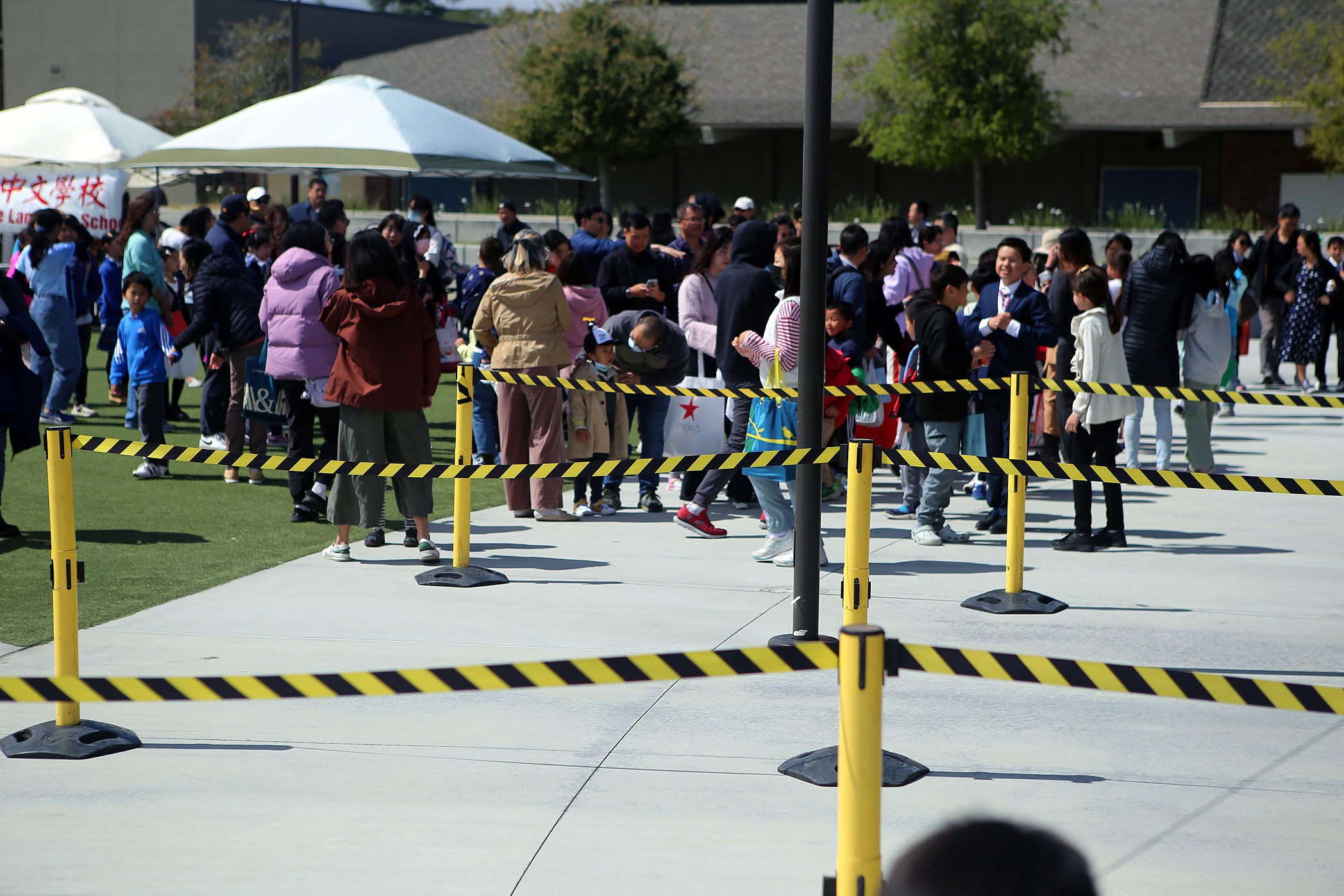 比賽場外耐心等候的家長