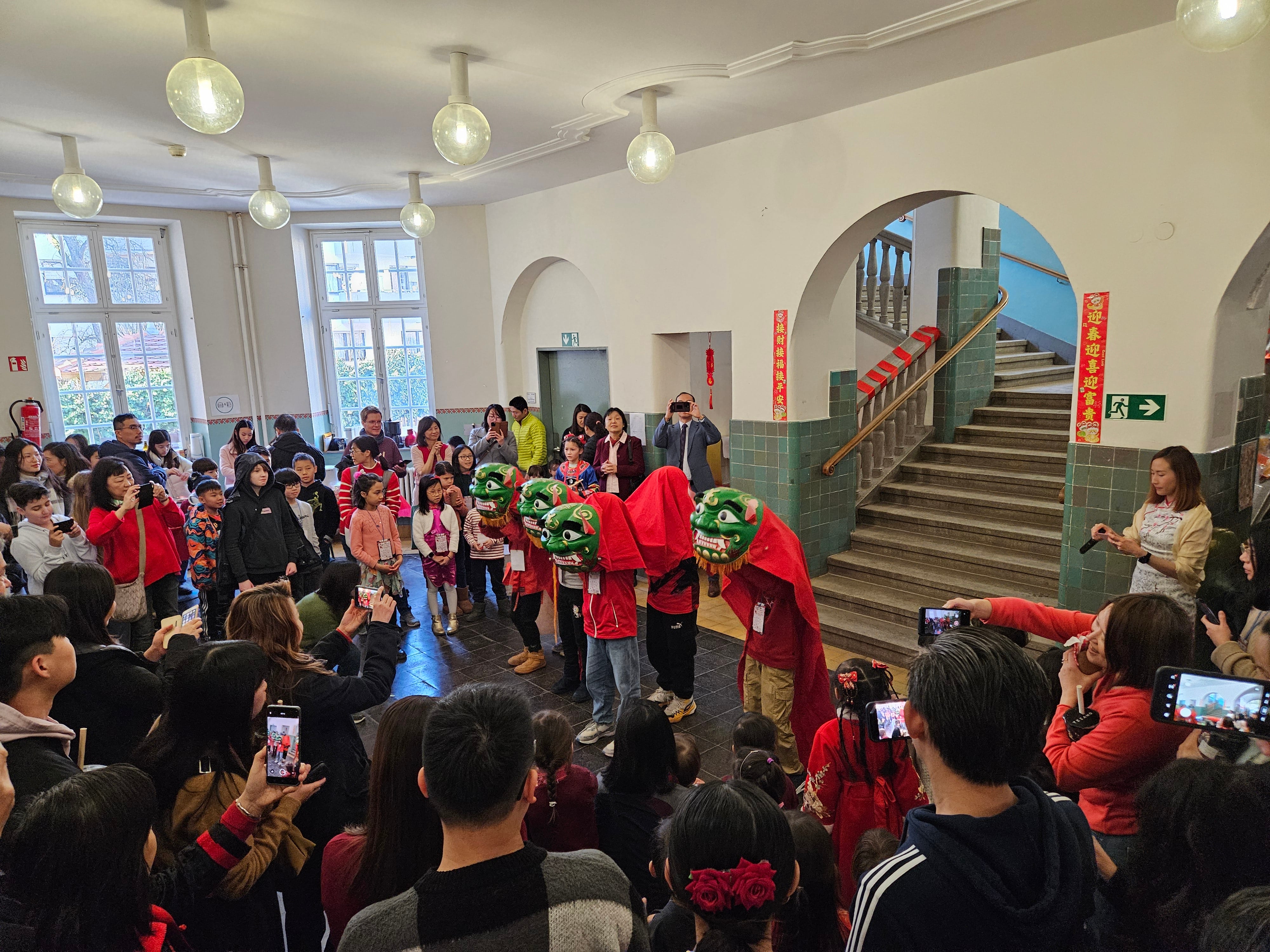 德國斯圖佳中文學校蛇來運轉迎新春活動，學生充滿活力的四獅舞帶來吉祥與運氣