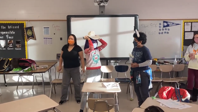 讓學生用創意偶戲的搬戲互動方式演出 Ty Si Afnzvoar BQo Thaumof「 Why Does the Pig Not Have Hair」