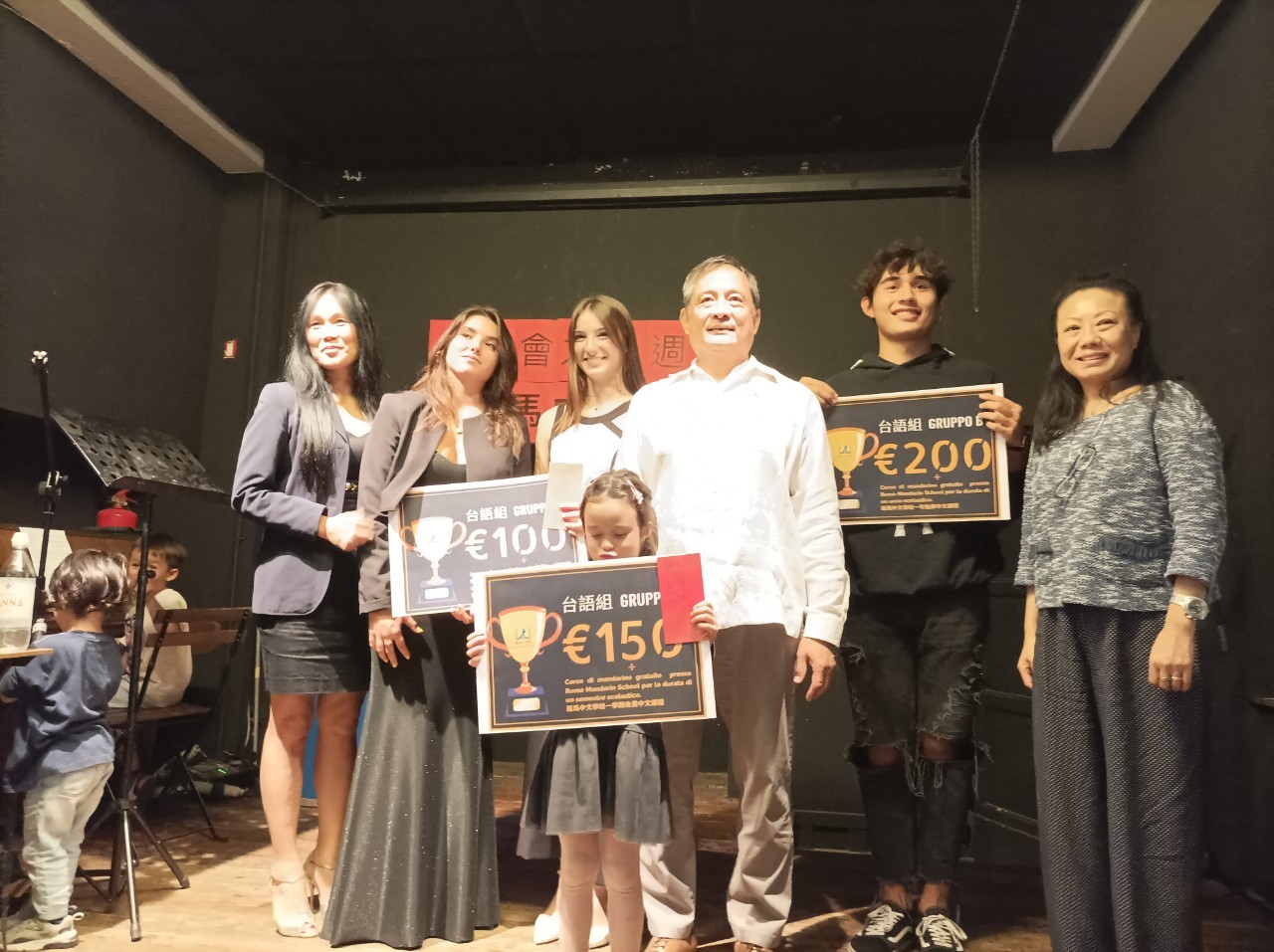 評審李新穎代表、Lucia Lu聲樂家、湯美快華語老師與臺語組前三名得獎者合影