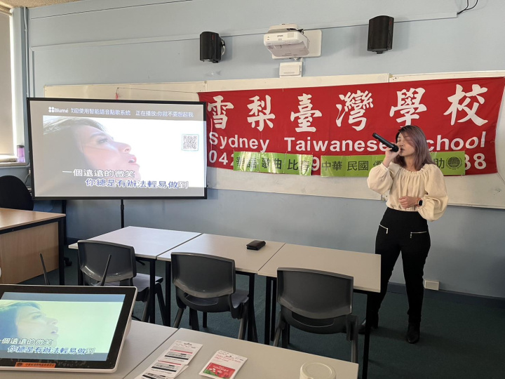 老師示範唱歌技巧