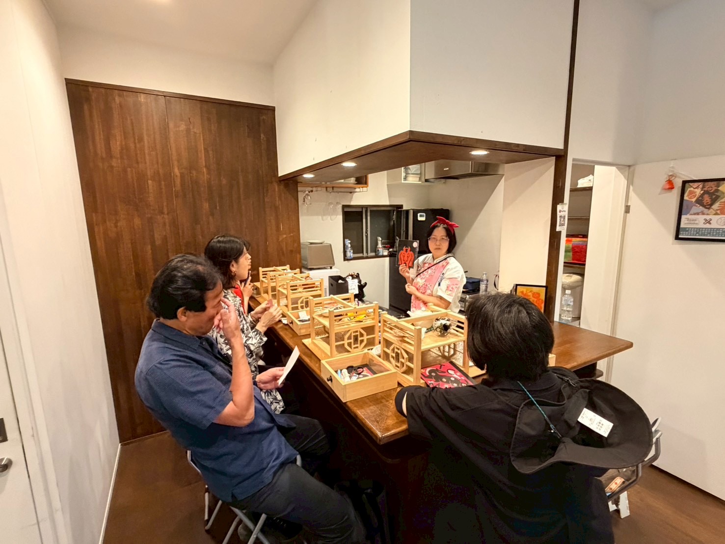 陳校長說明剪紙的做法