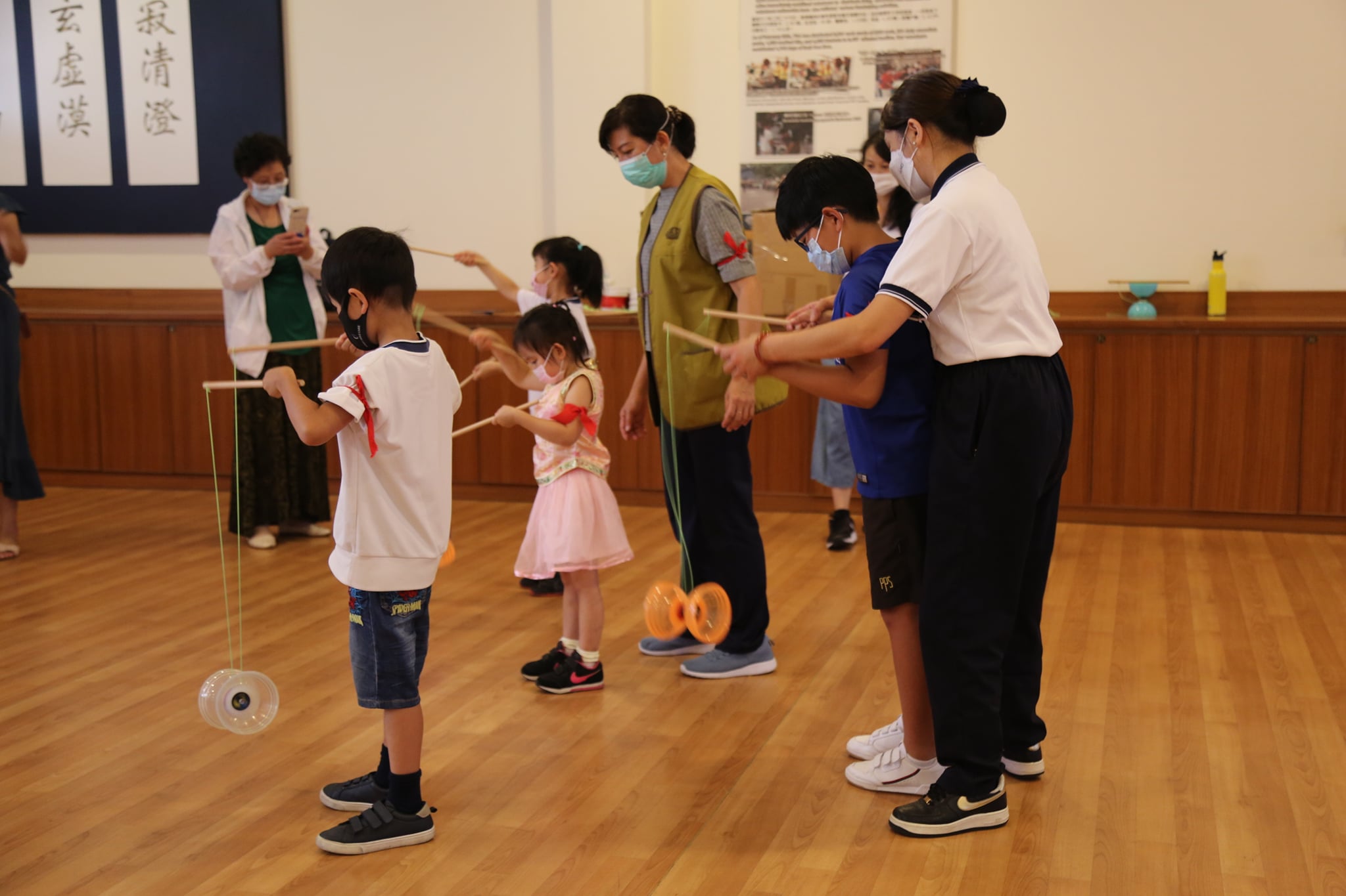 小朋友體驗扯鈴