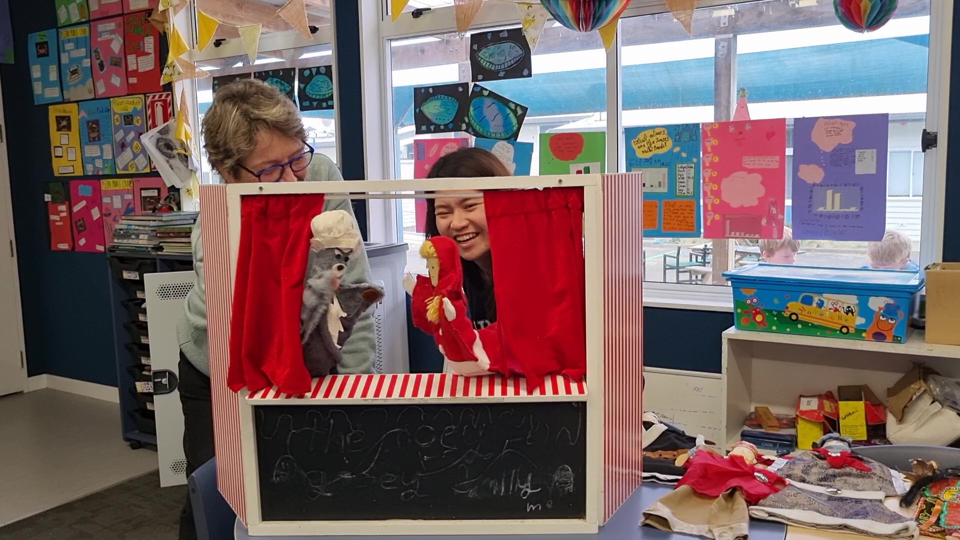 Waihi Beach小學副校長Mandy Forsyth（左）與許芷潔（右）結業式上演布袋戲《小紅帽》