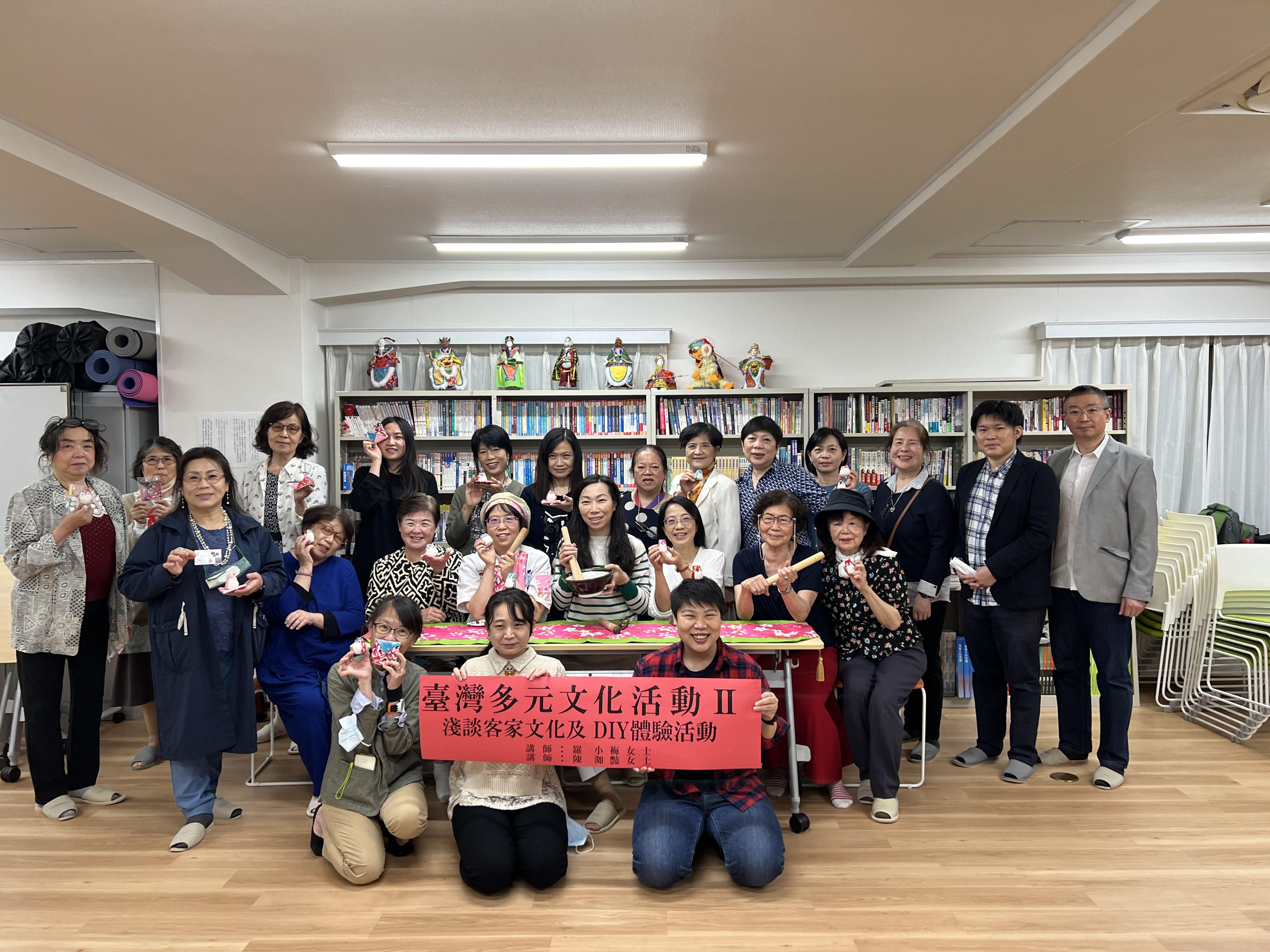 參加僑胞們及僑務課楊慧萍秘書、陳洳豔老師及羅老師合照