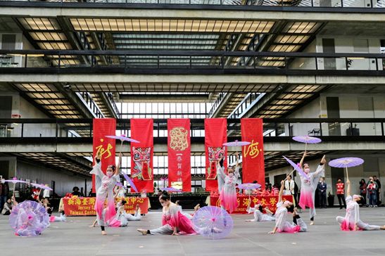 新海中文學校舞蹈班表演「新春樂舞」，美麗的舞姿，喜迎新年到來! 