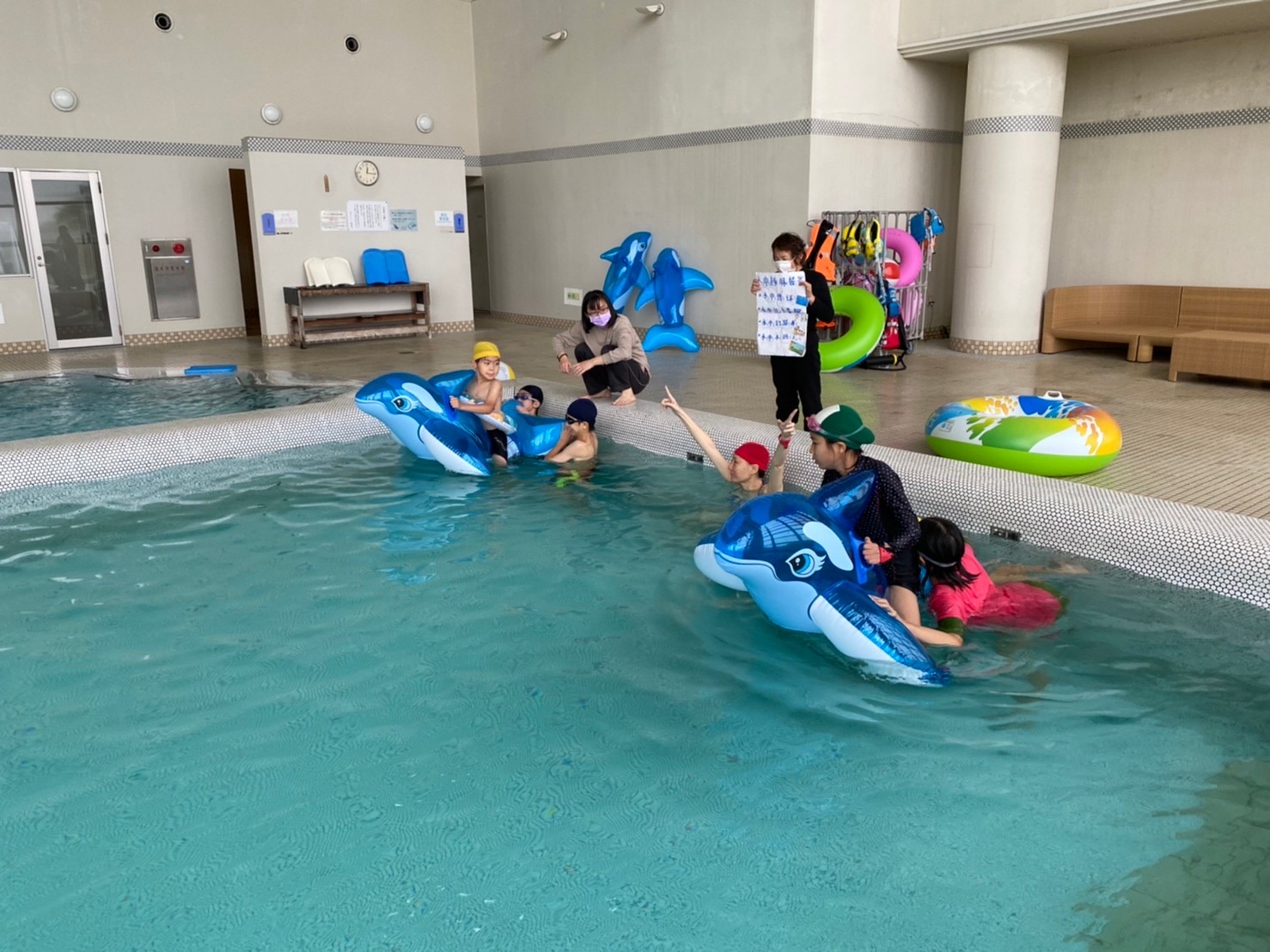 「水中划龍舟」則在小朋友熟知端午節的習俗之前提下，利用泳池旁道具，使其體驗龍舟競賽的樂趣（本活動計劃於較接近端午節的暑假進行，由於疫情限制原因，才改至11月份）。