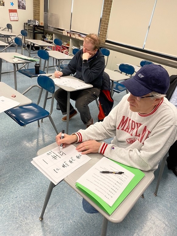 臺灣華語文學習中心初級班學生首次挑戰寫字比賽。