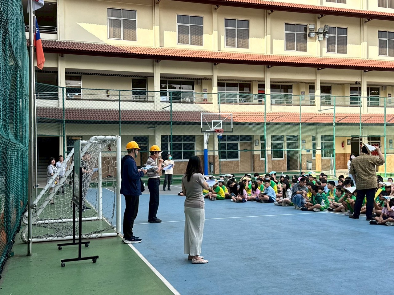 迅速成立緊急指揮中心