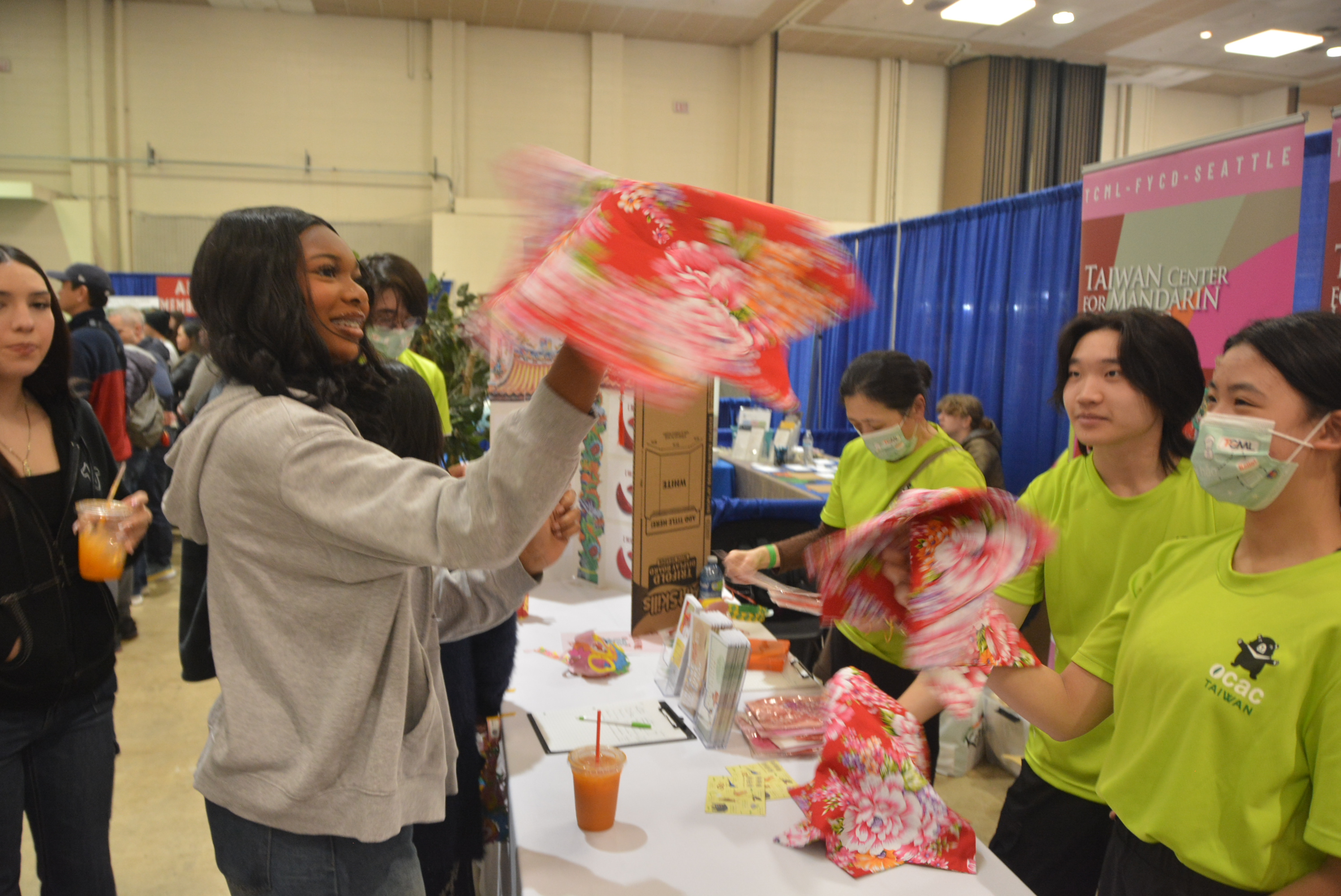 客家花布轉毯互動