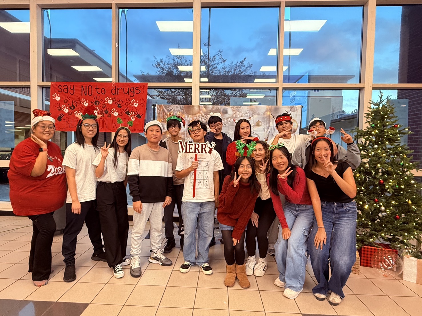 中文學校學生與夏副校長(左1)合影