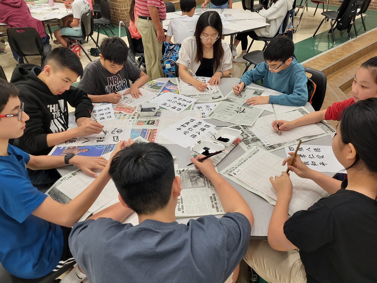 學生專心寫書法