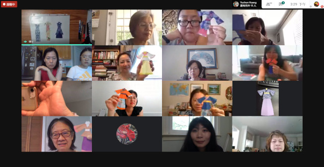 學員們展示剪紙的成品