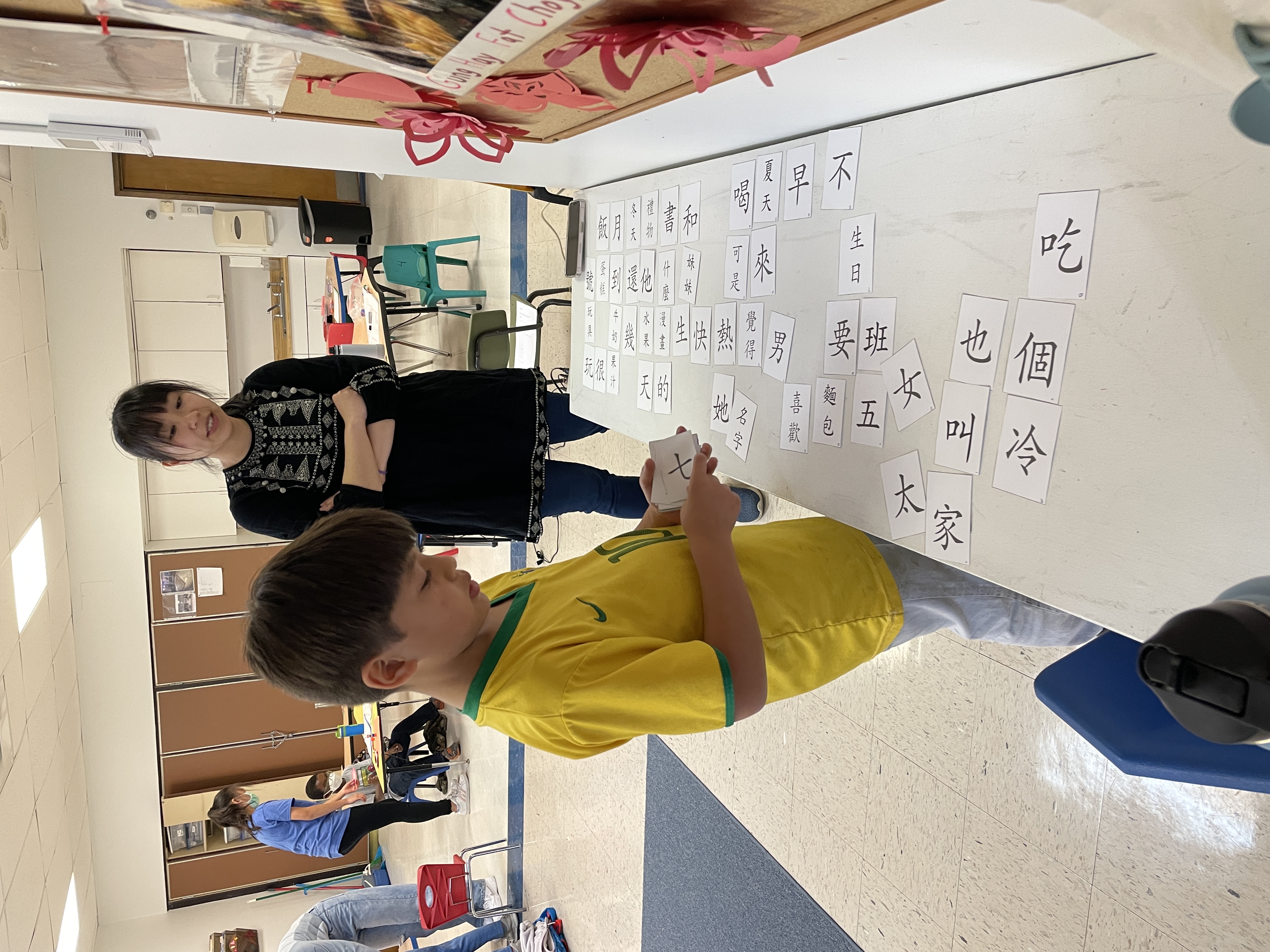 低年級學生非常專注的認字