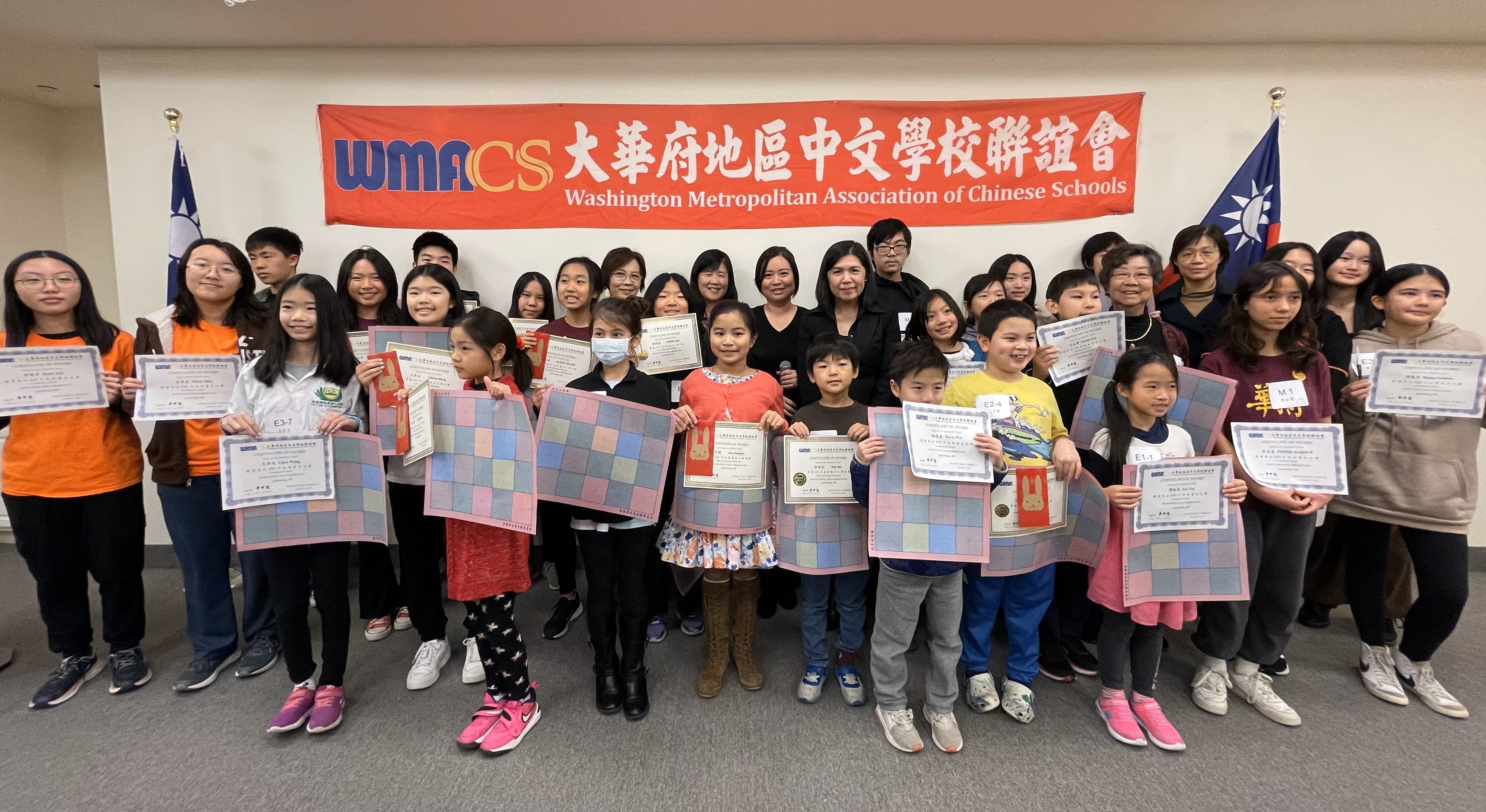 各校參賽學生，指導老師，評審，及總幹事合影留念