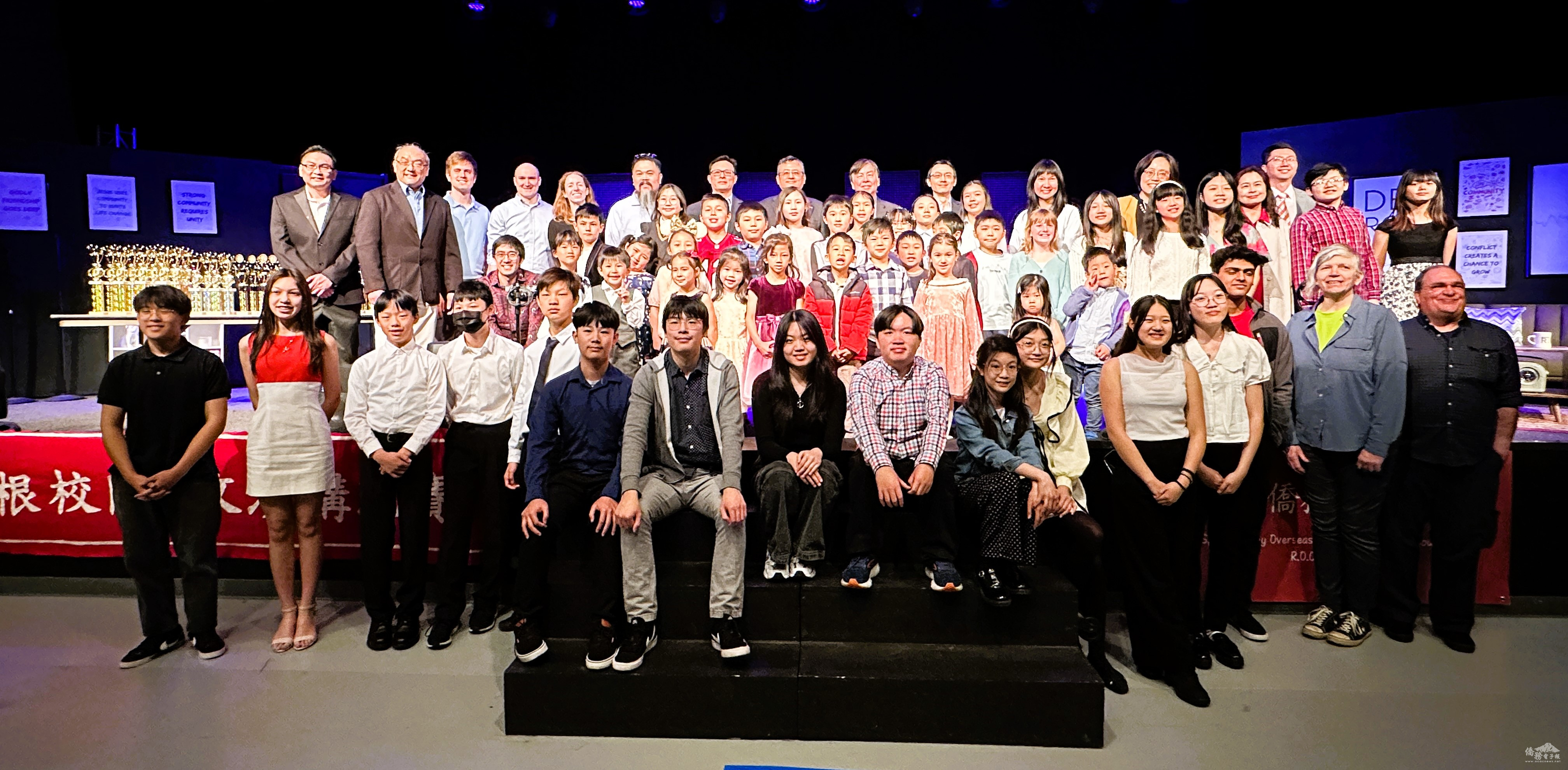 類延峰、林志嘉、李君豪、張正義以及密西根中文學校的陳彥良(董事長)、鄭偉明(副校長)和全體參賽學生合照