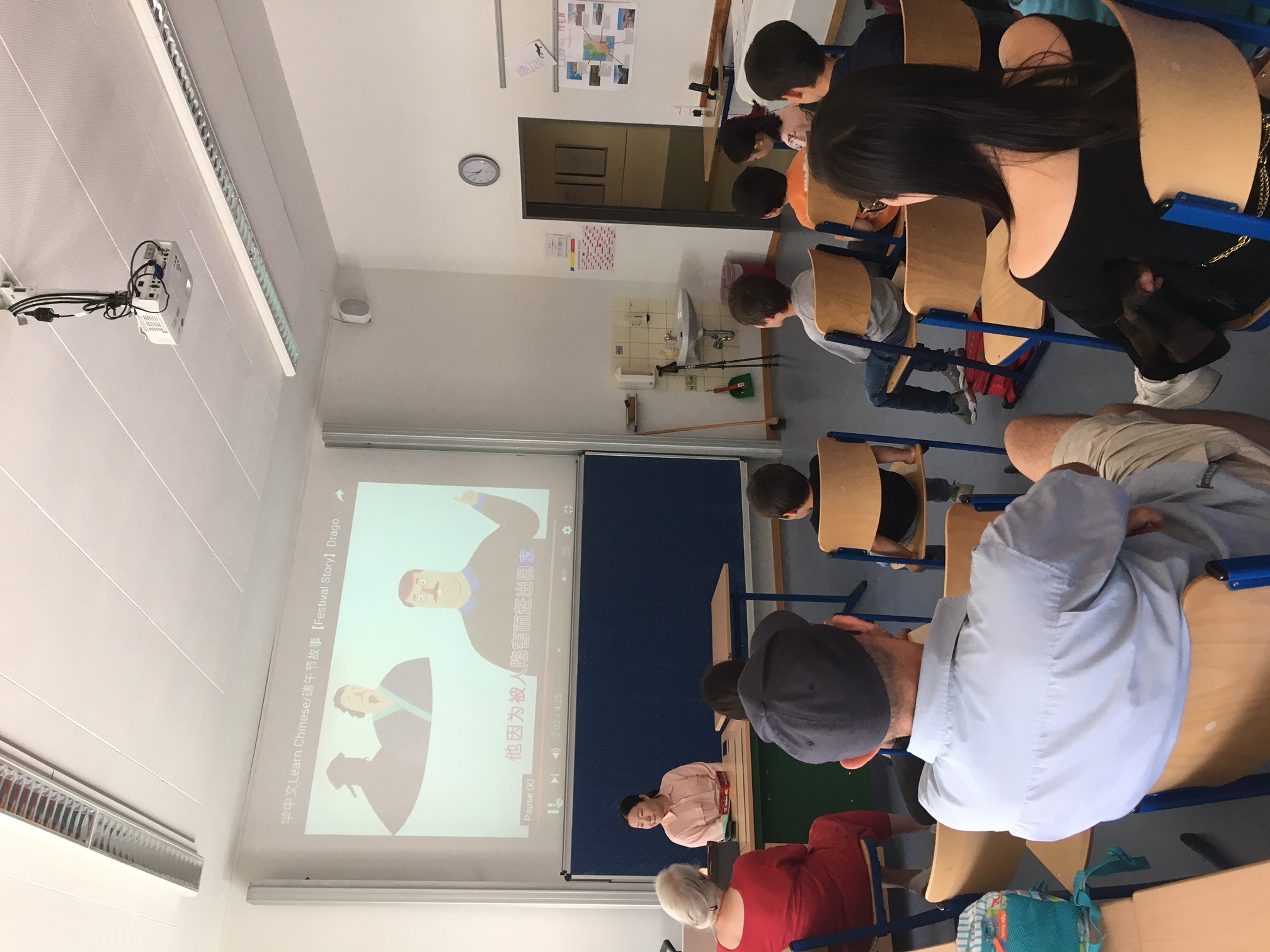 師生及家長一同觀看“過端午，學中文”視頻