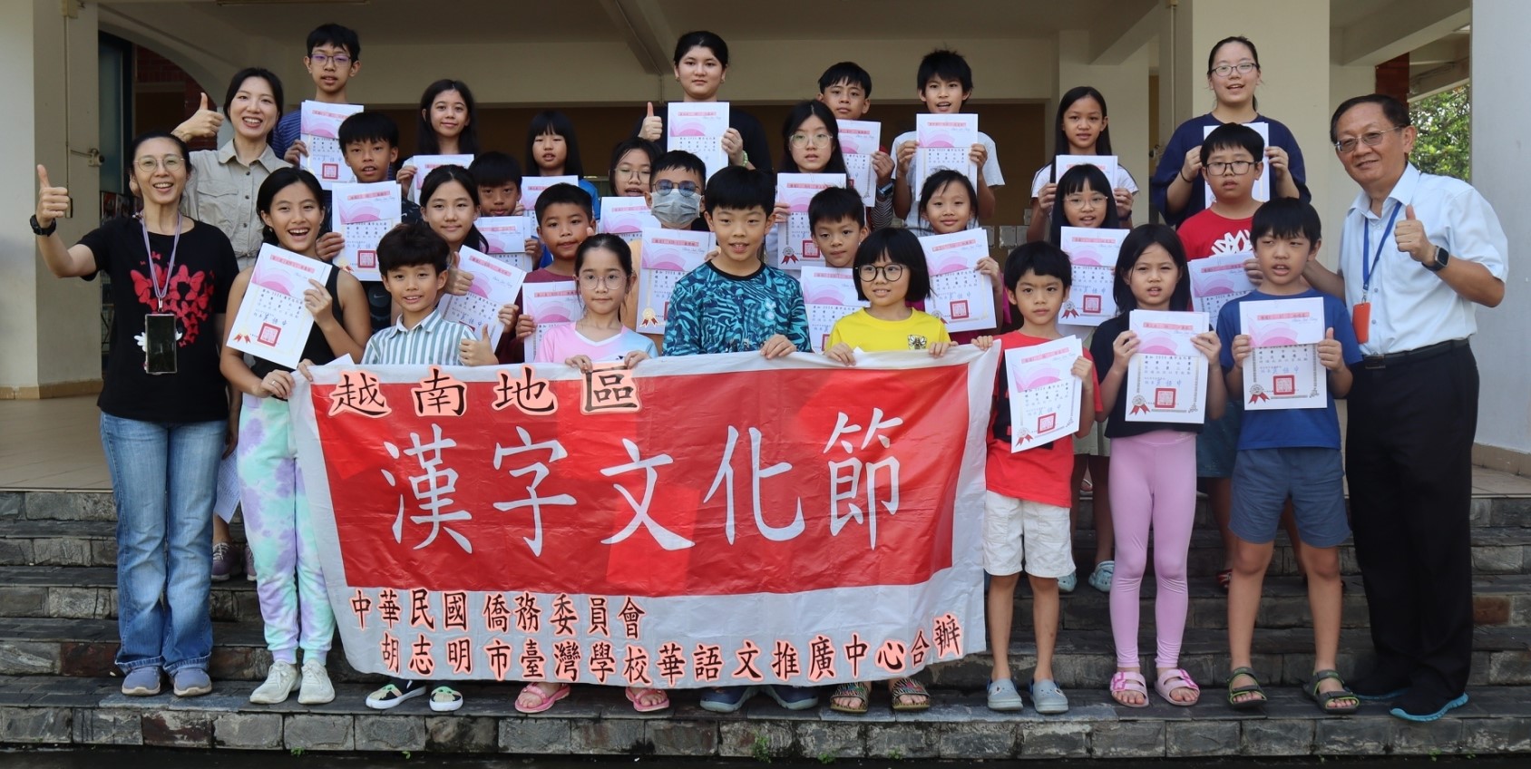 校長莫恒中與全體得獎學生合影留念