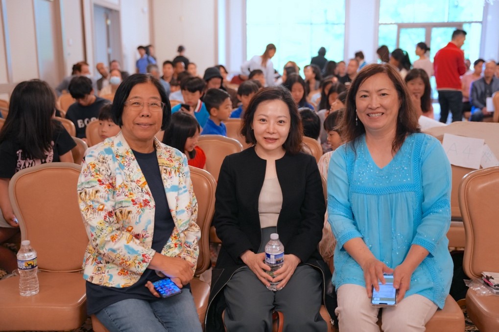 左邊為CCFA中華總會會長 Anna Tam 譚素文，中間為駐亞特蘭⼤台北經濟文化辦事處處長秘書熊女士，右邊為中華文化學校林香蘭校長。