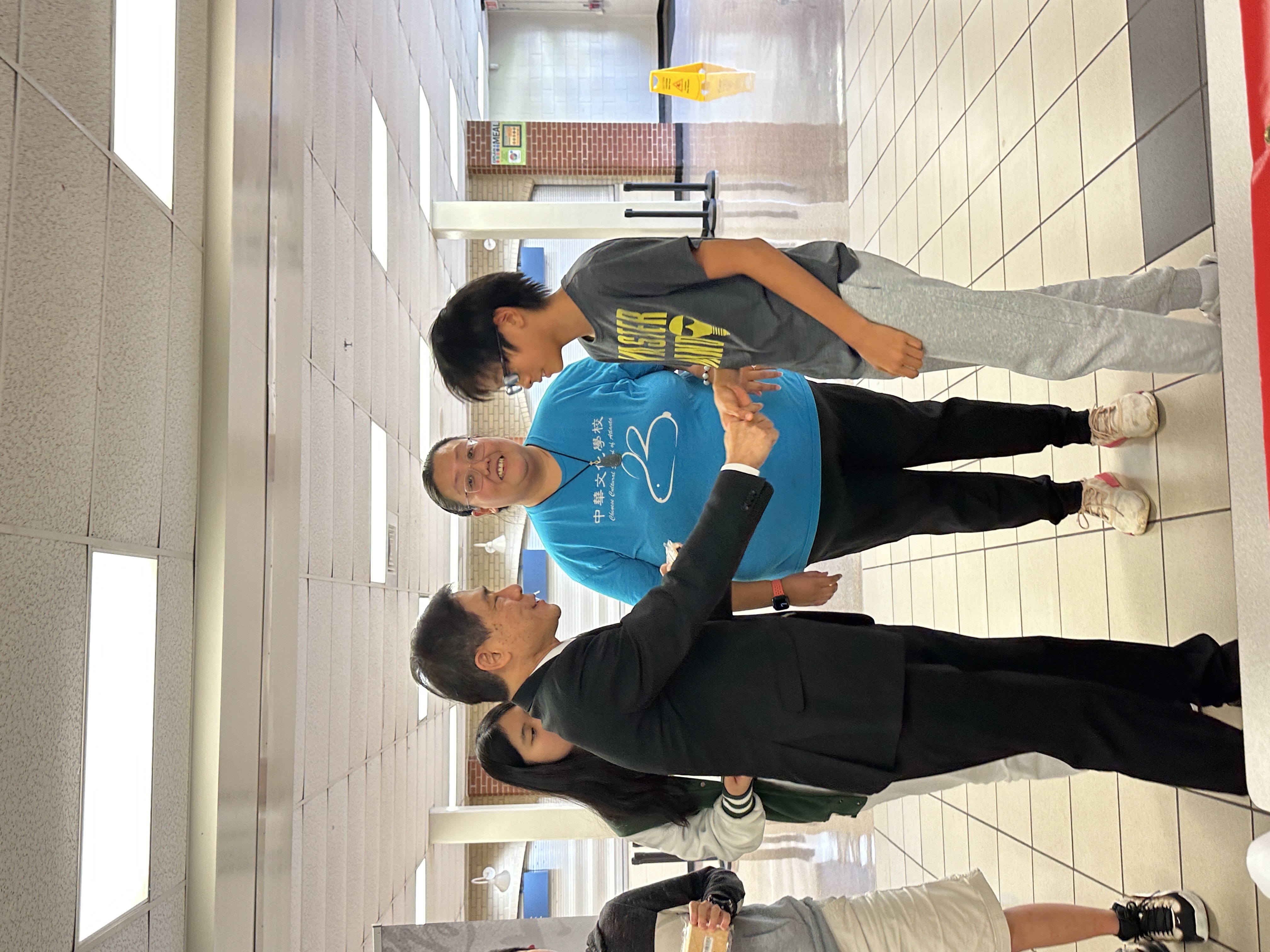 僑教中心歐宏偉主任頒獎得獎同學