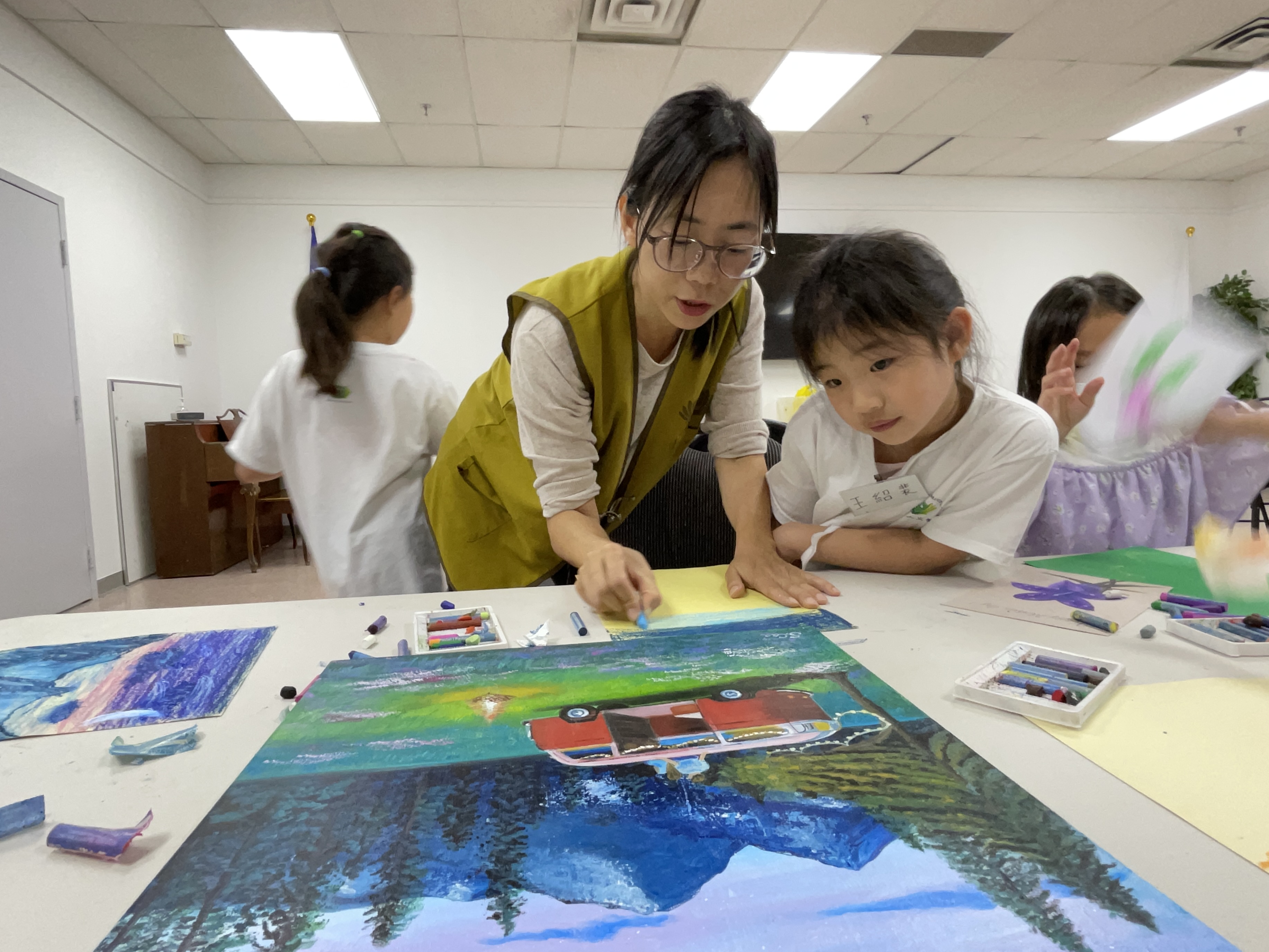 老師指導小學員繪圖講故事