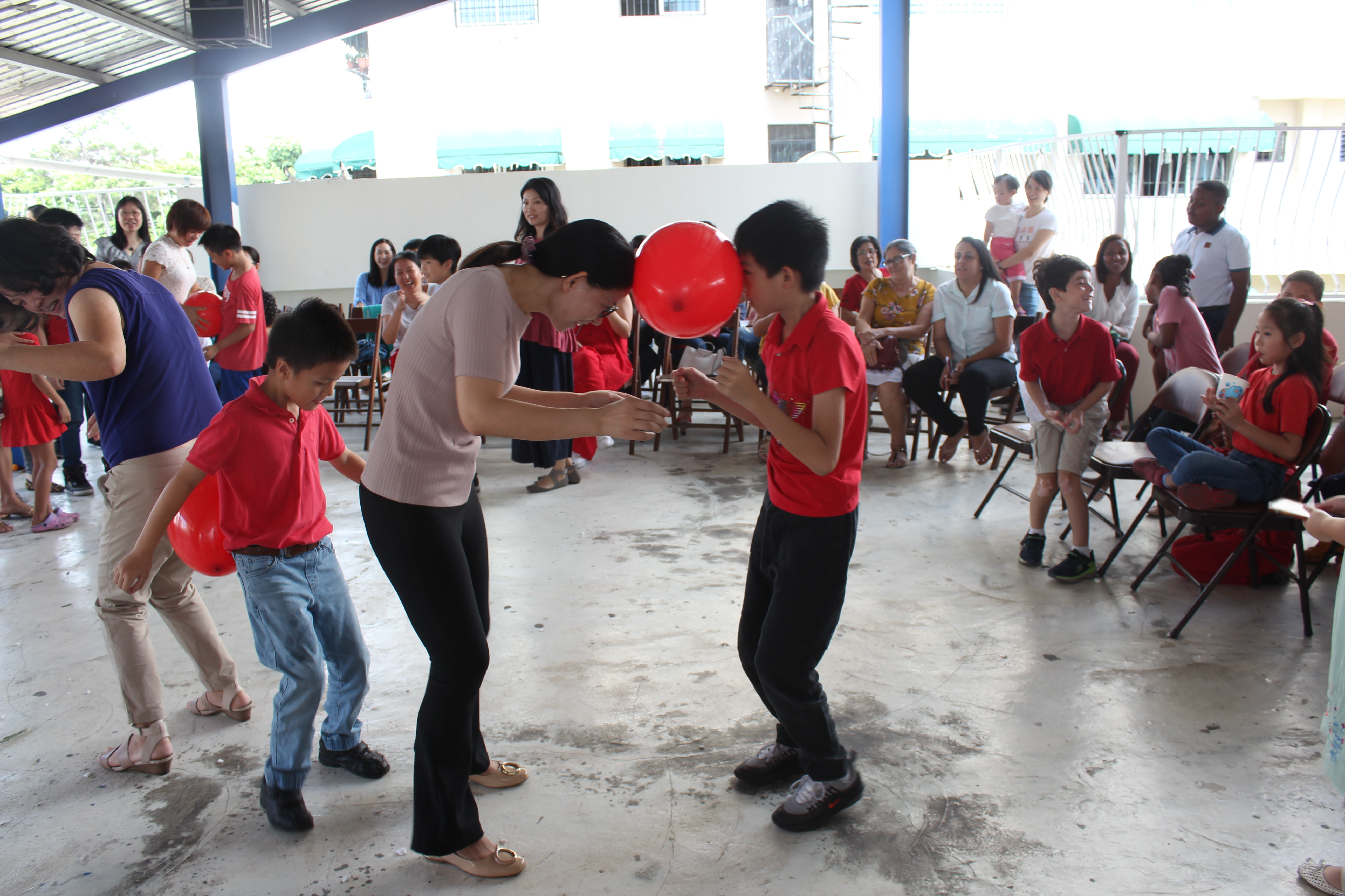 親子互動遊戲增加趣味。