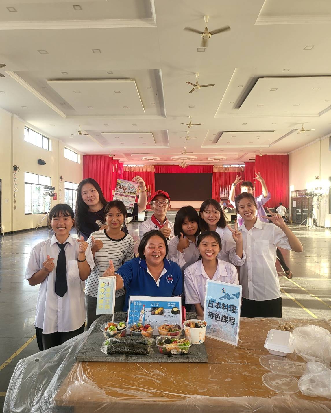 學生開心地將成品與師長們分享並合影留念