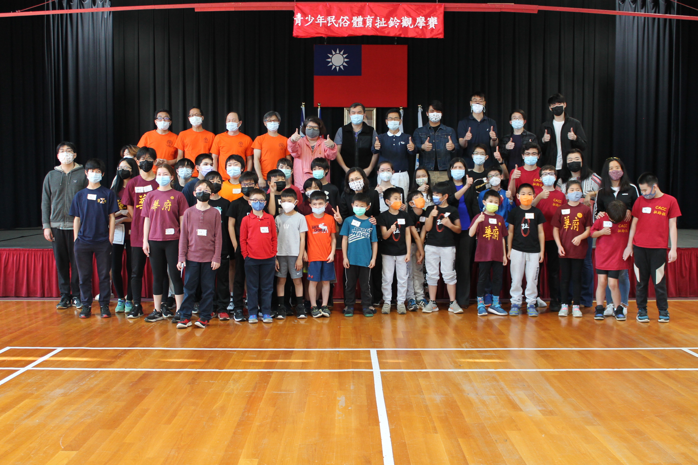 華府僑教中心副主任楊佳欣、大華府地區中文學校聯誼會總幹 事汪良元與所有參賽同學合影