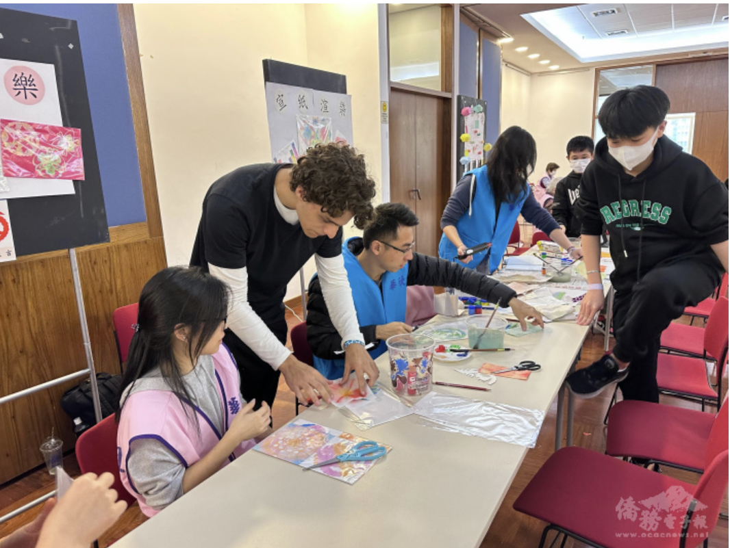 學生們認真學習宣紙渲染及剪紙