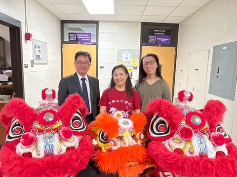(左起)閻主任、校長林香蘭及學生與舞獅合影