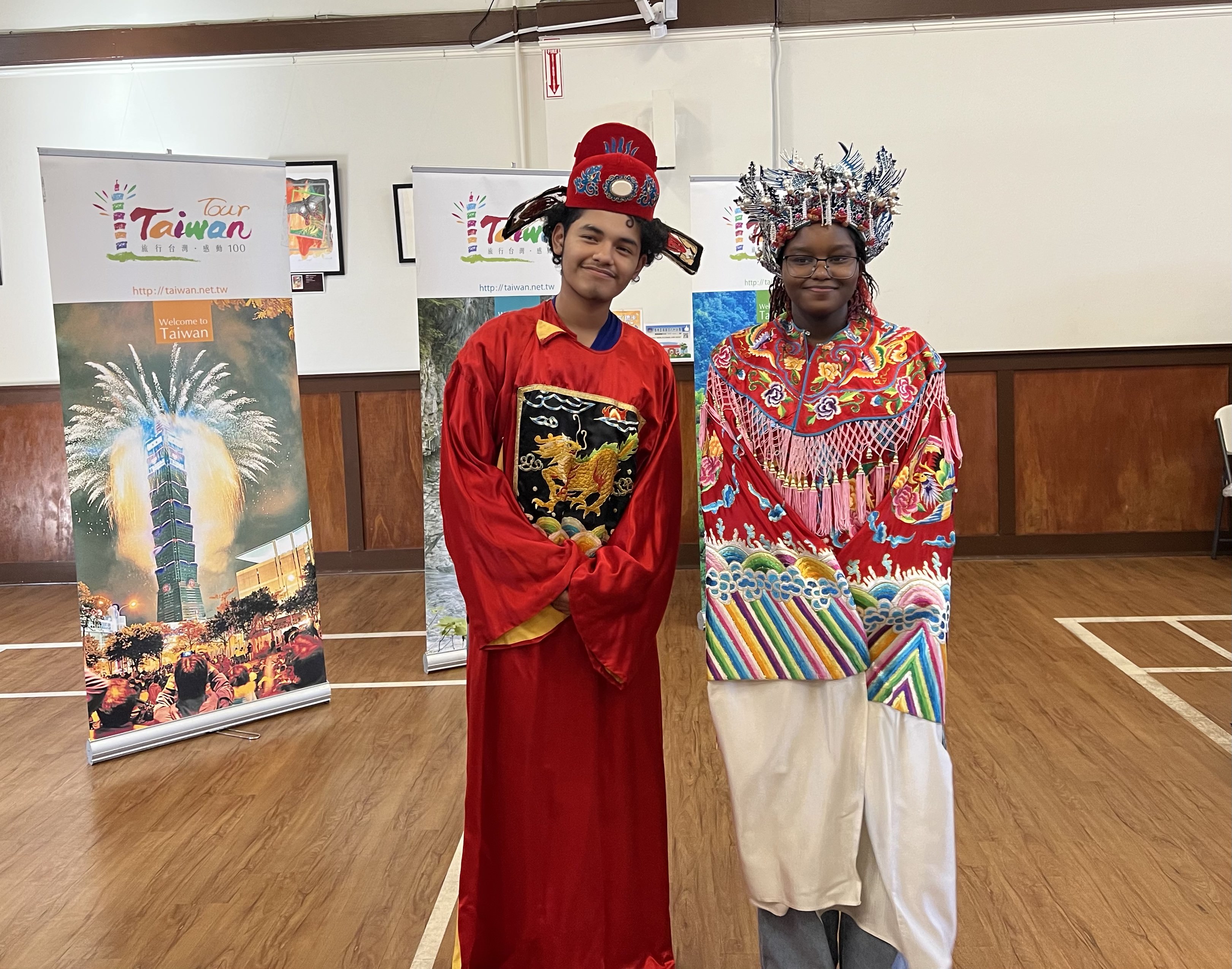 學員體驗古代傳統婚禮服飾