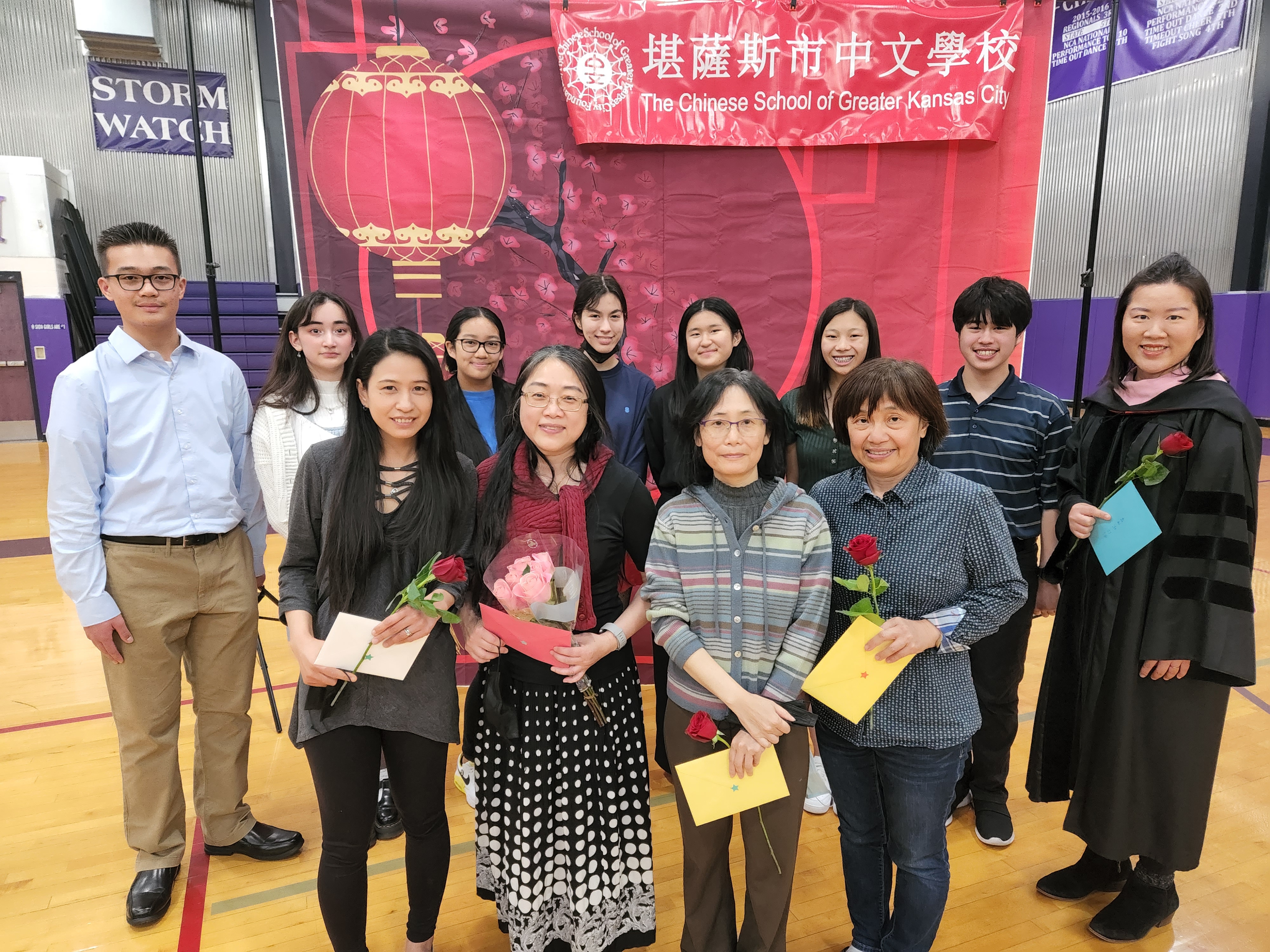 畢業生和教過他們的老師。