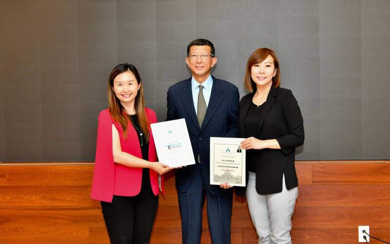 省議員康安禮和陳葦蓁為加西中文僑校聯合會會長鄧華一(中)頒獎