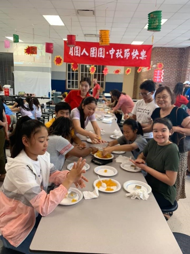 大夥兒做月餅。右一為前董事會員Bonny Chen。(大納城中文學校提供)