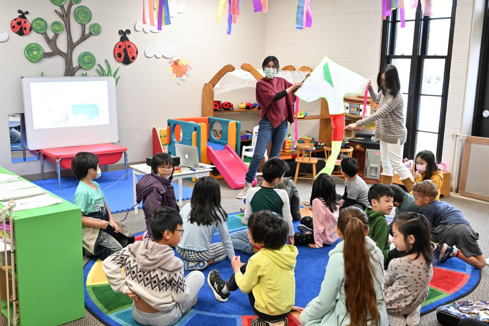 注音班注音班一年級學生聆聽老師介紹清明節的放風箏習俗(風箏為僑務委員會提供)