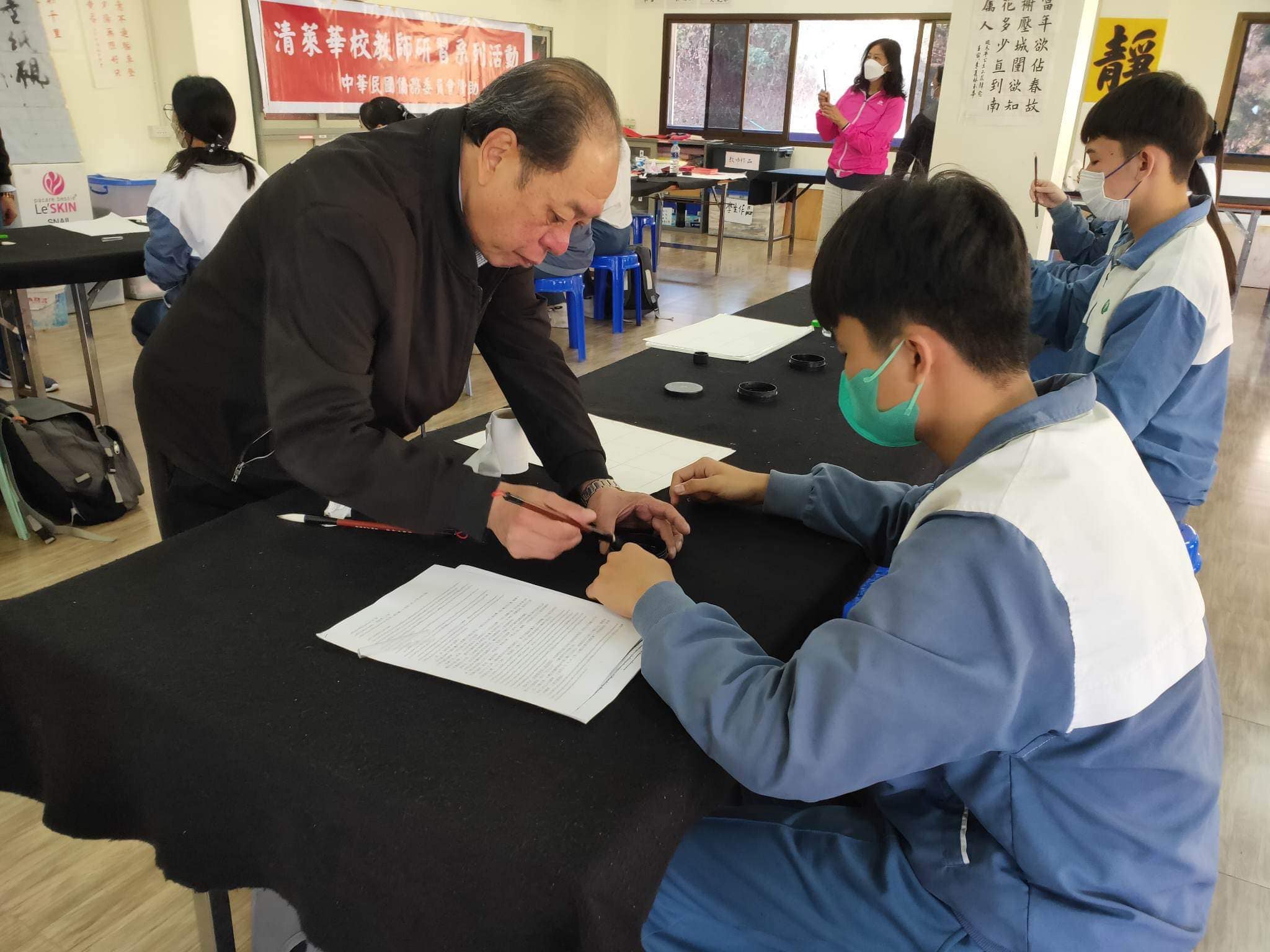 把學生帶出教室，去到推廣毛筆書法和硬筆書法有成的美斯樂興華中學參訪，並且向老師們學習書寫紮紮實實的上了半天課。