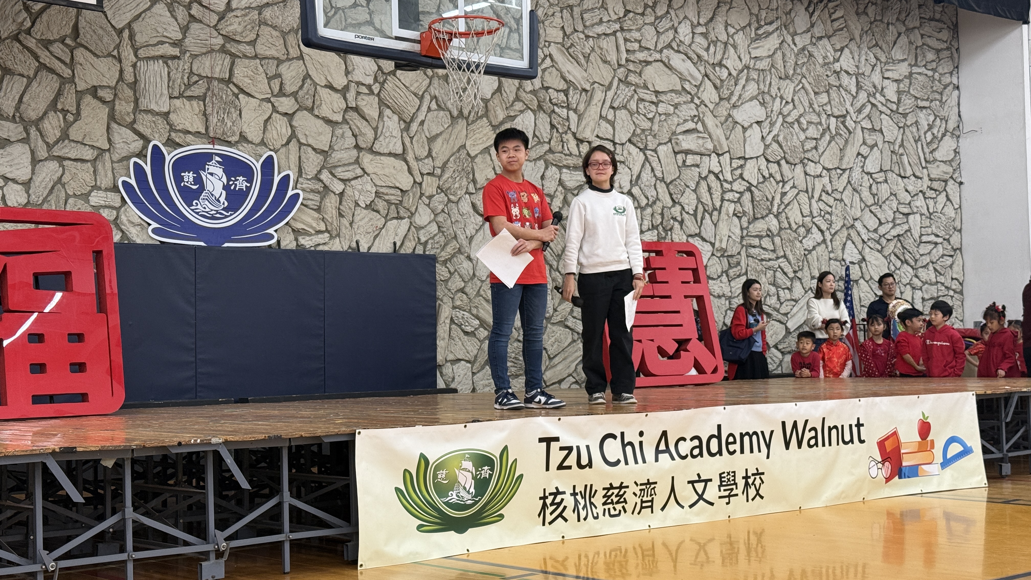 兩位高年級學生主持開場