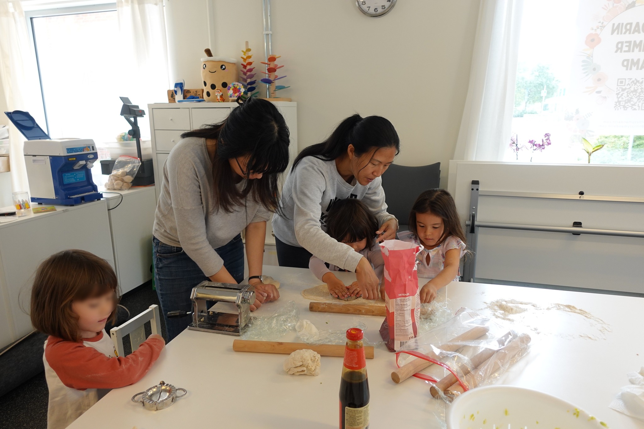 藉由親子互動讓孩子第一次嘗試製作水餃皮及餡料