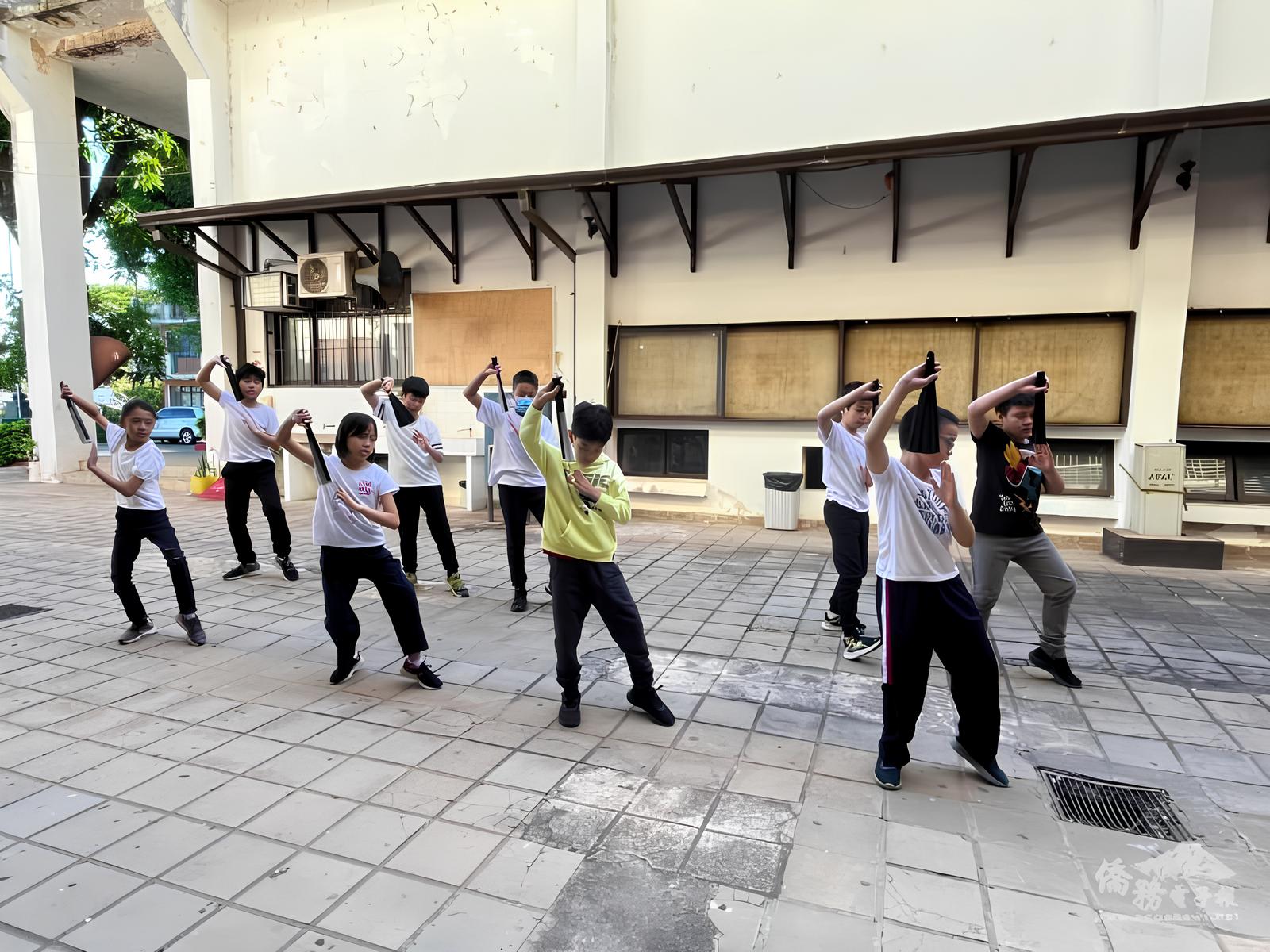 小學五年級同學於賽前進行功夫扇表演