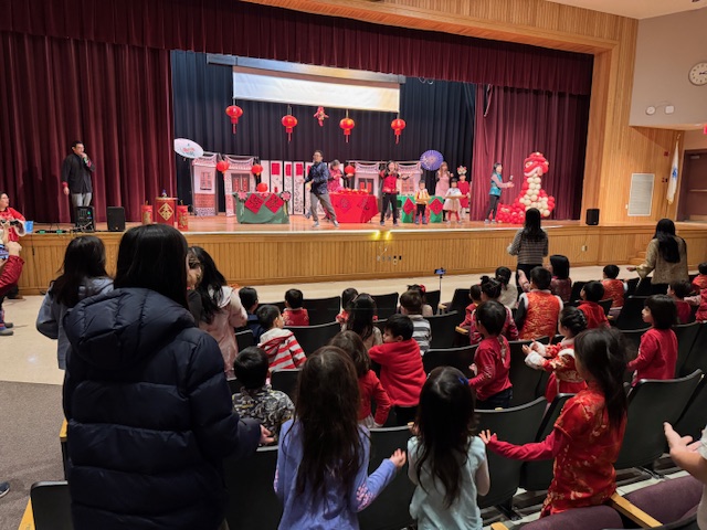 舞台上朱馨翎老師介紹怎麼做湯圓, 以帶動唱方式和台下小朋友一起唱著" 元宵搖, 搖搖搖搖", 小朋友都好嗨!