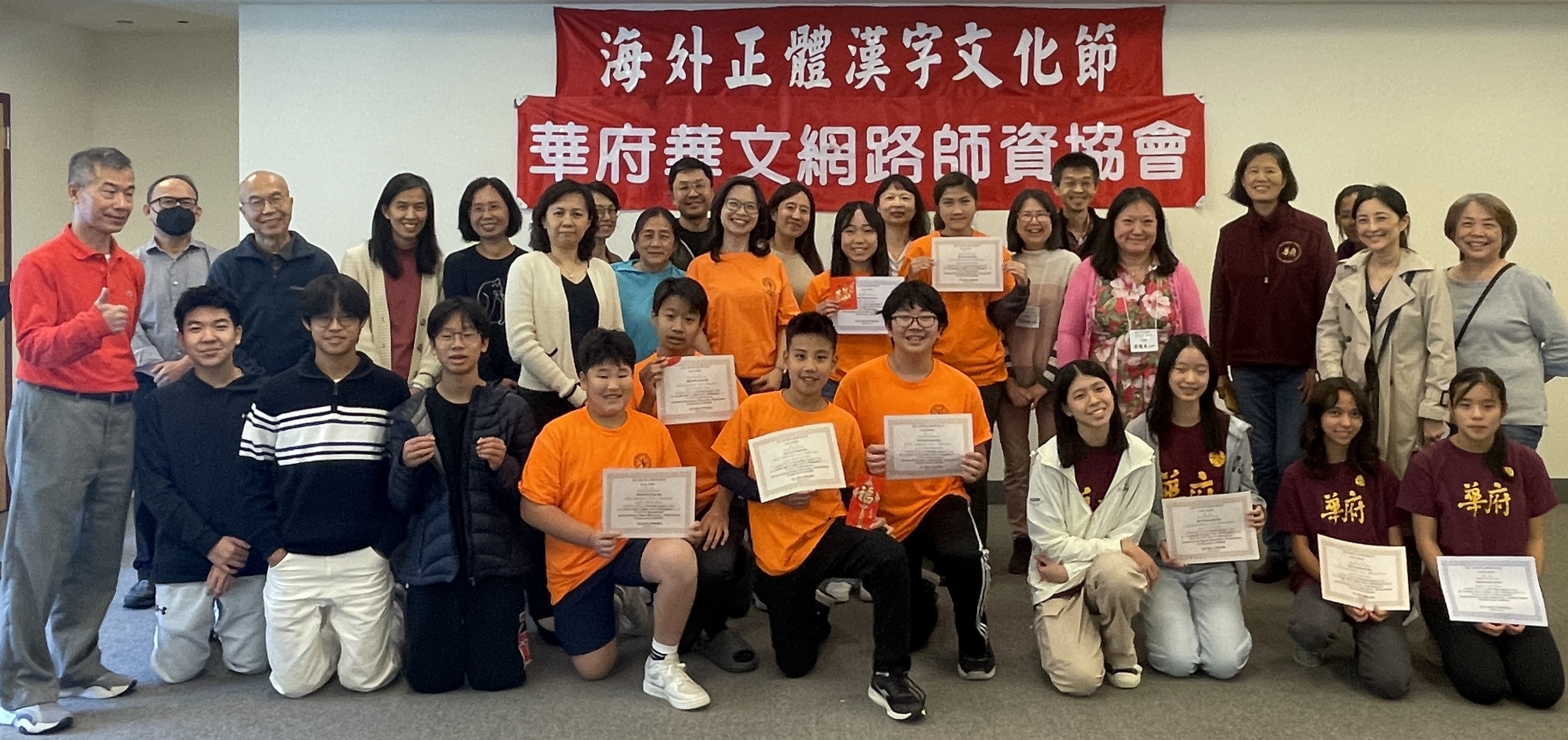 參賽同學, 老師及家長與文教中心副主任楊佳欣合影