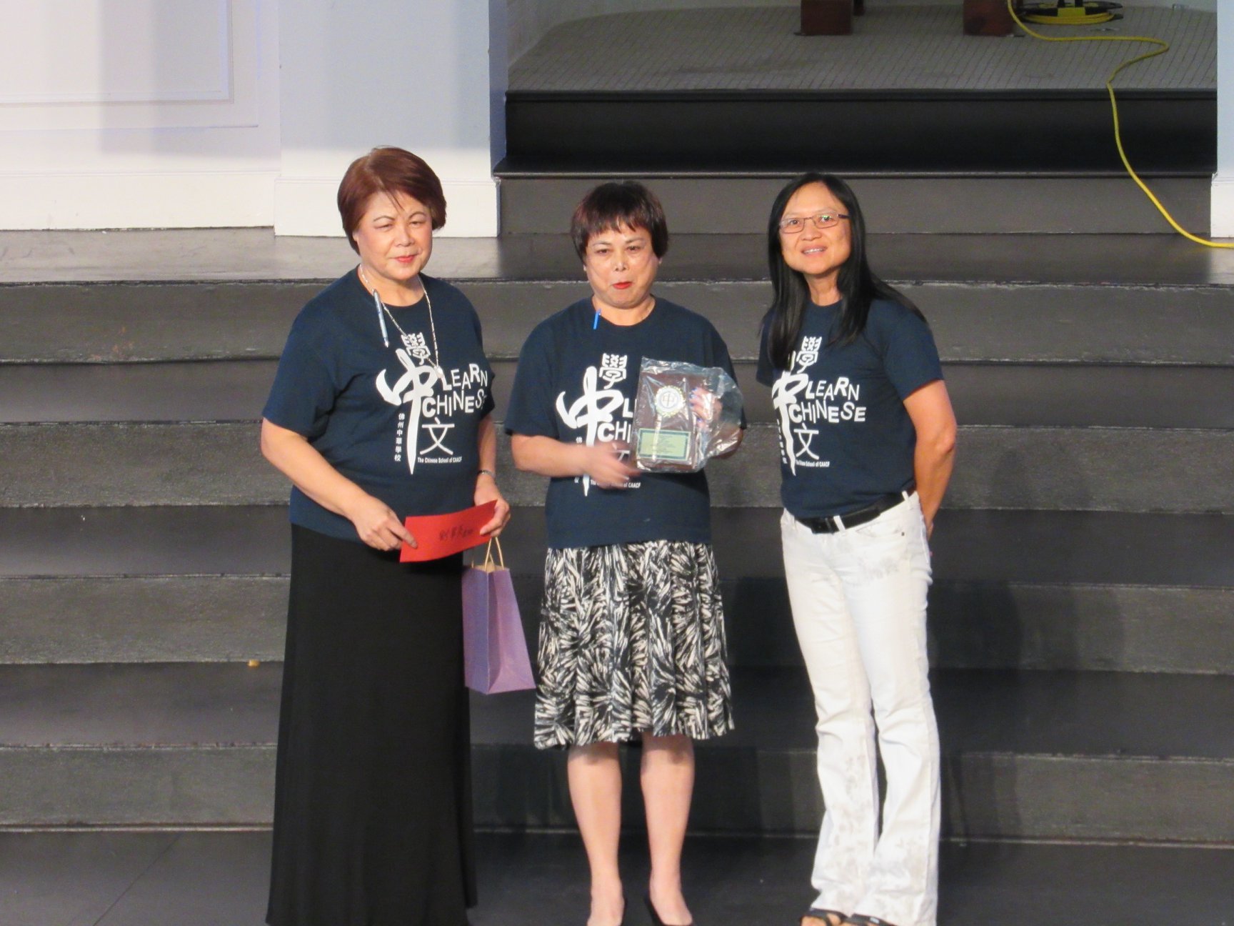 頒贈獎盃表揚優良教師劉翠英