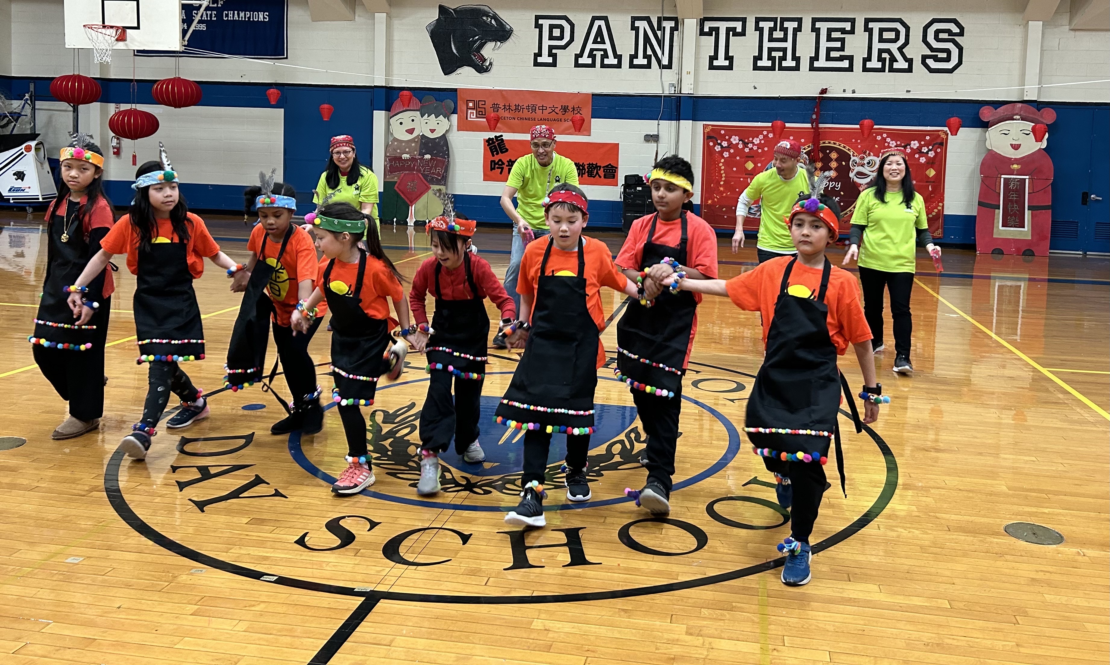 以中文為第二語言的班級CSL2暨台灣華語文學習中心成人班學生, 攜手帶來深具台灣原住民風味的高山青舞蹈