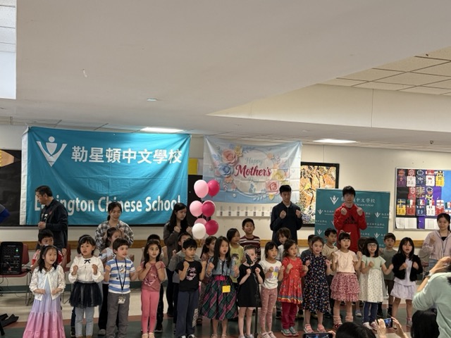 可愛的幼稚園小朋友們，充滿童真的母親節獻唱