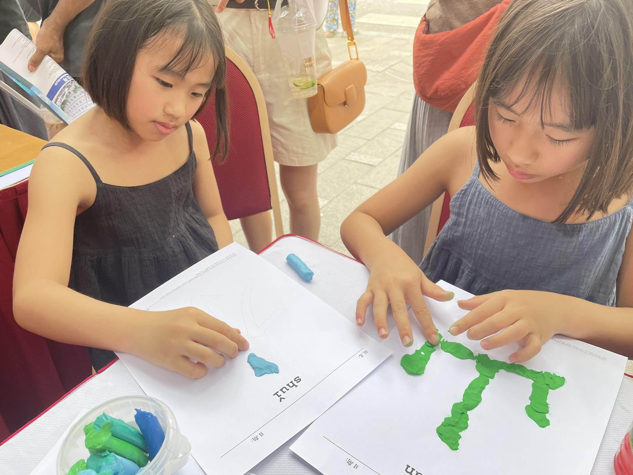 用彩色黏土黏貼出「山」、「水」等漢字，用顏色幫助孩子對漢字意思的記憶