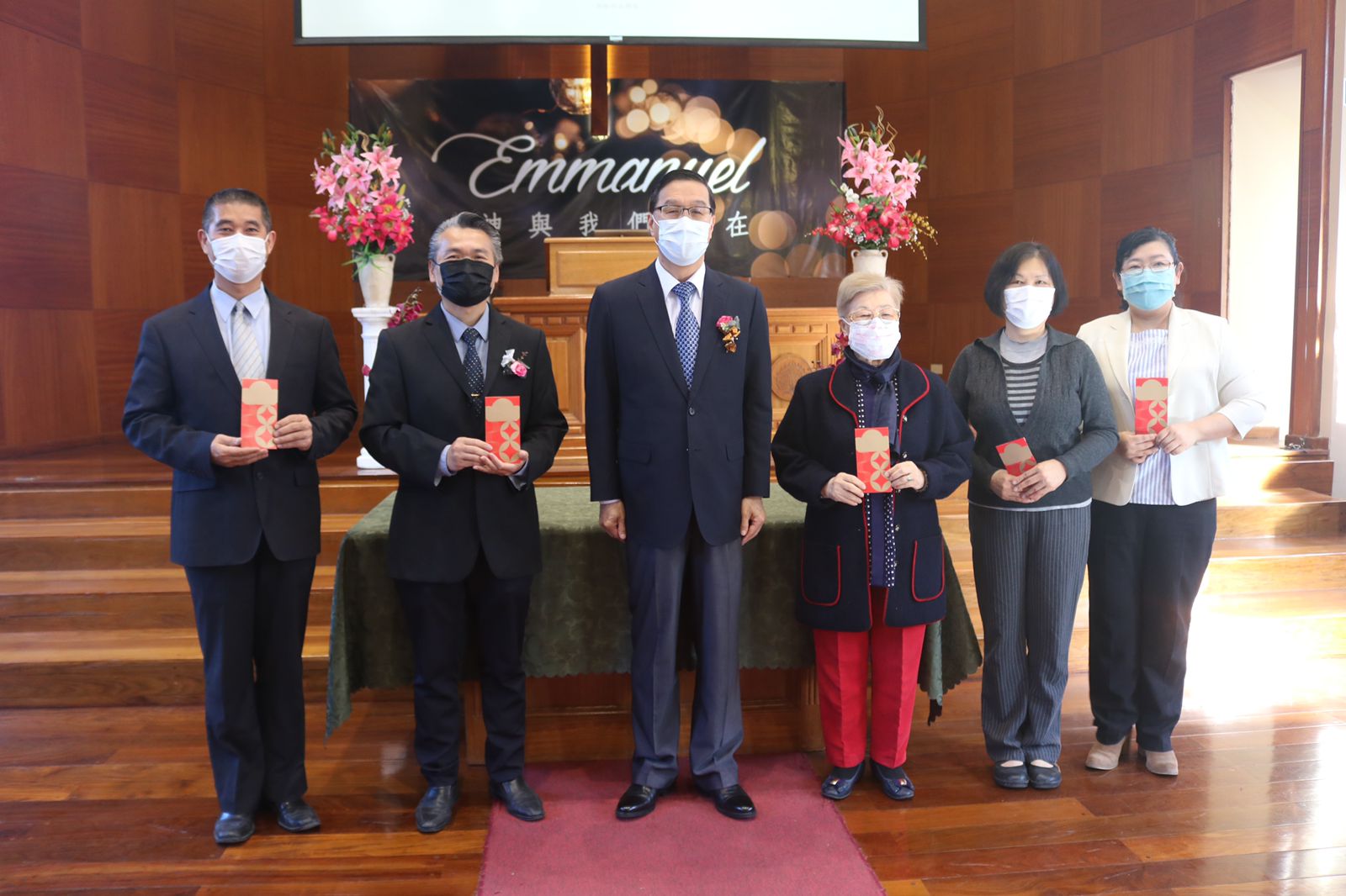 永僑獎助學金頒發予各校，由各校代表領取